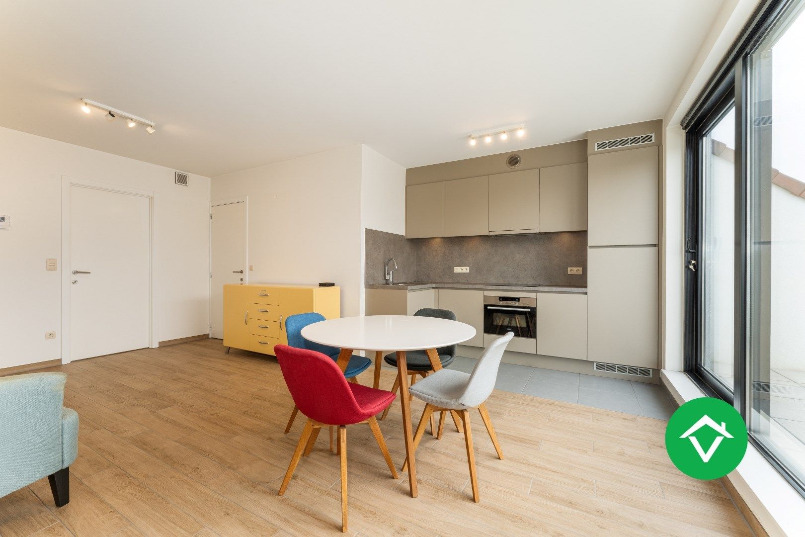 Recent, instapklaar appartement met één slaapkamer, ruim terras en autostaanplaats te Roeselare foto 4