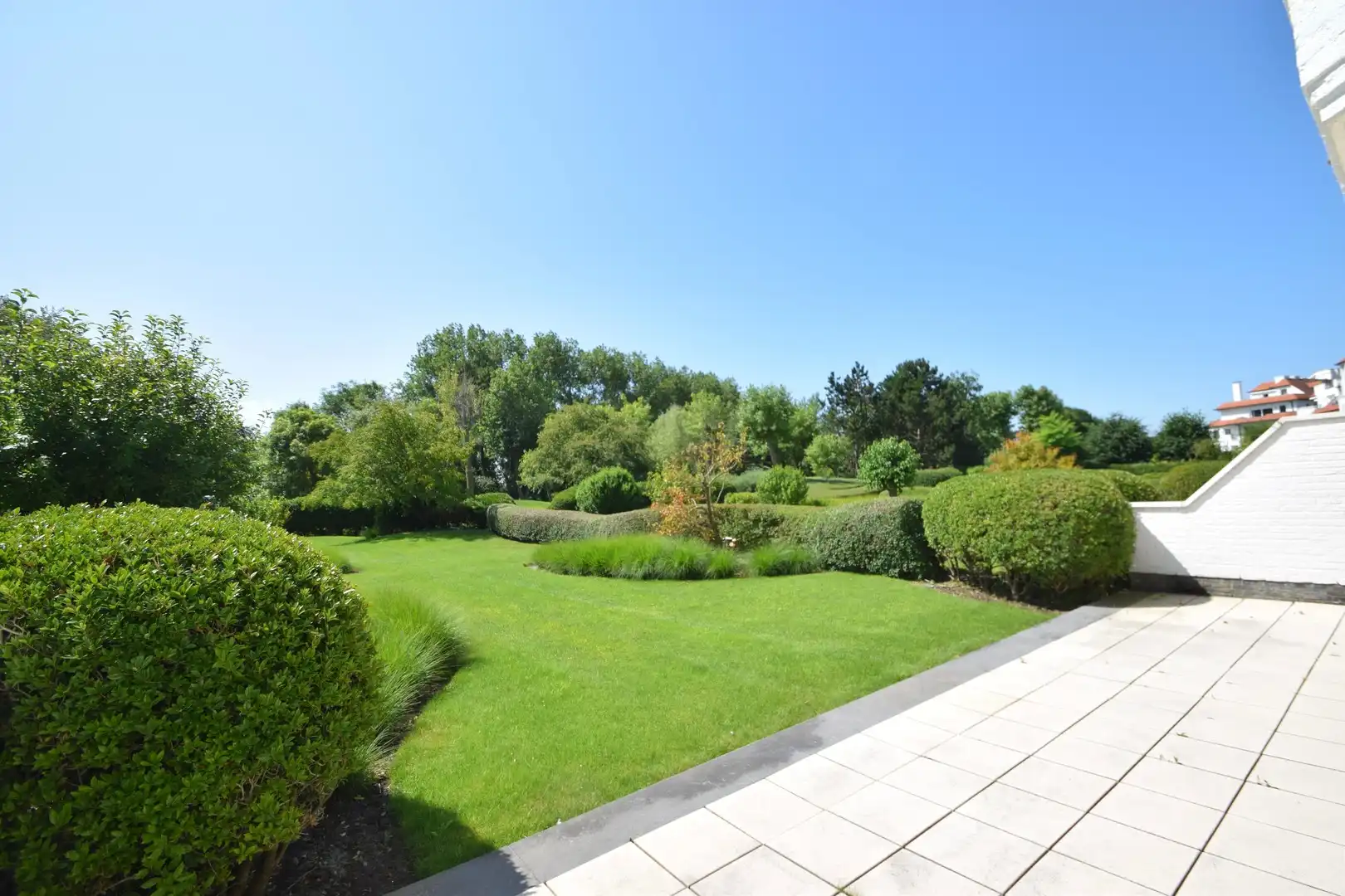 Zonovergoten tuin appartement met groot terras en prachtige tuin gelegen in het exclusieve domein Tennis Gardens. foto 8