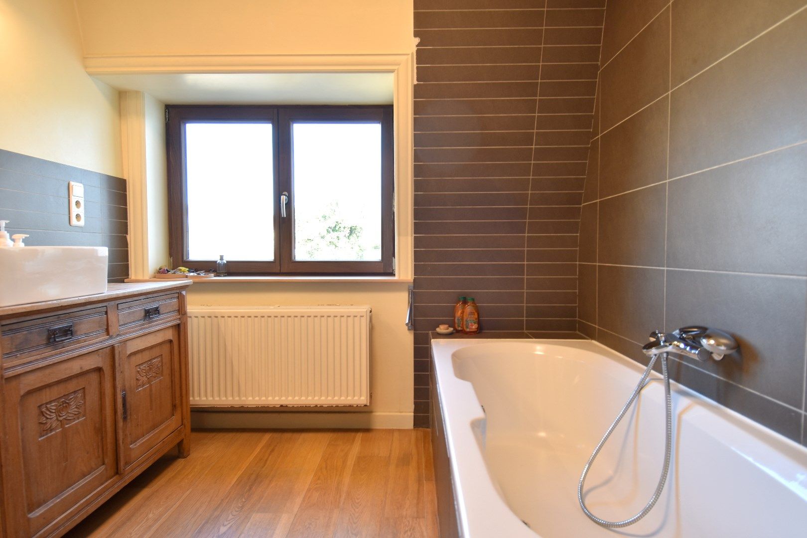 Karaktervolle burgerwoning met 2 slaapkamers, garage/werkplaats en zonneterras in hartje Kortrijk te koop foto 18