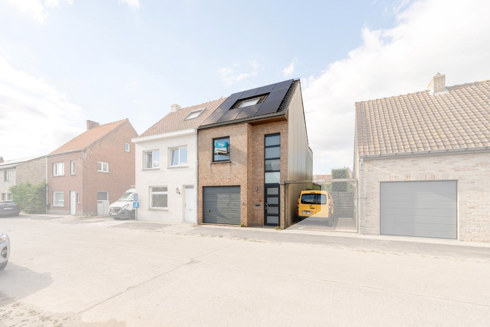 Instapklare rijwoning met inpandige garagebox en gunstig EPC te koop te Koekelare! foto 1