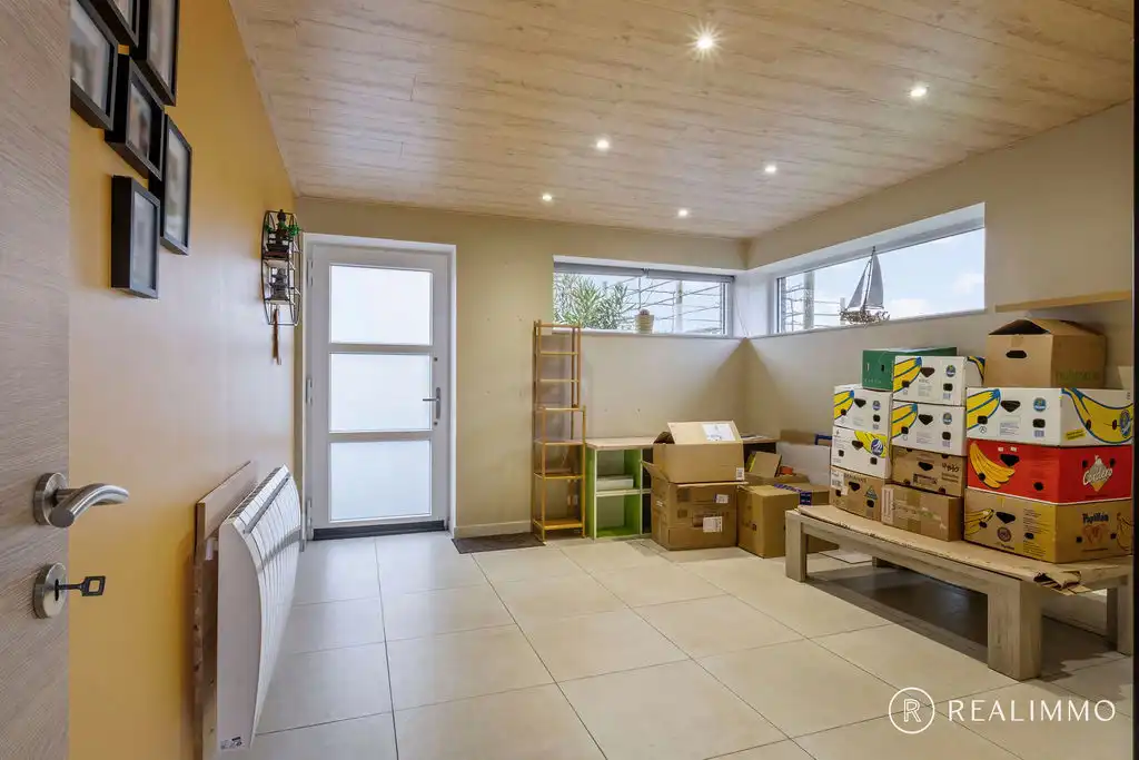 Ruime hedendaagse villa met zwembad in een gegeerde residentiële omgeving foto 14