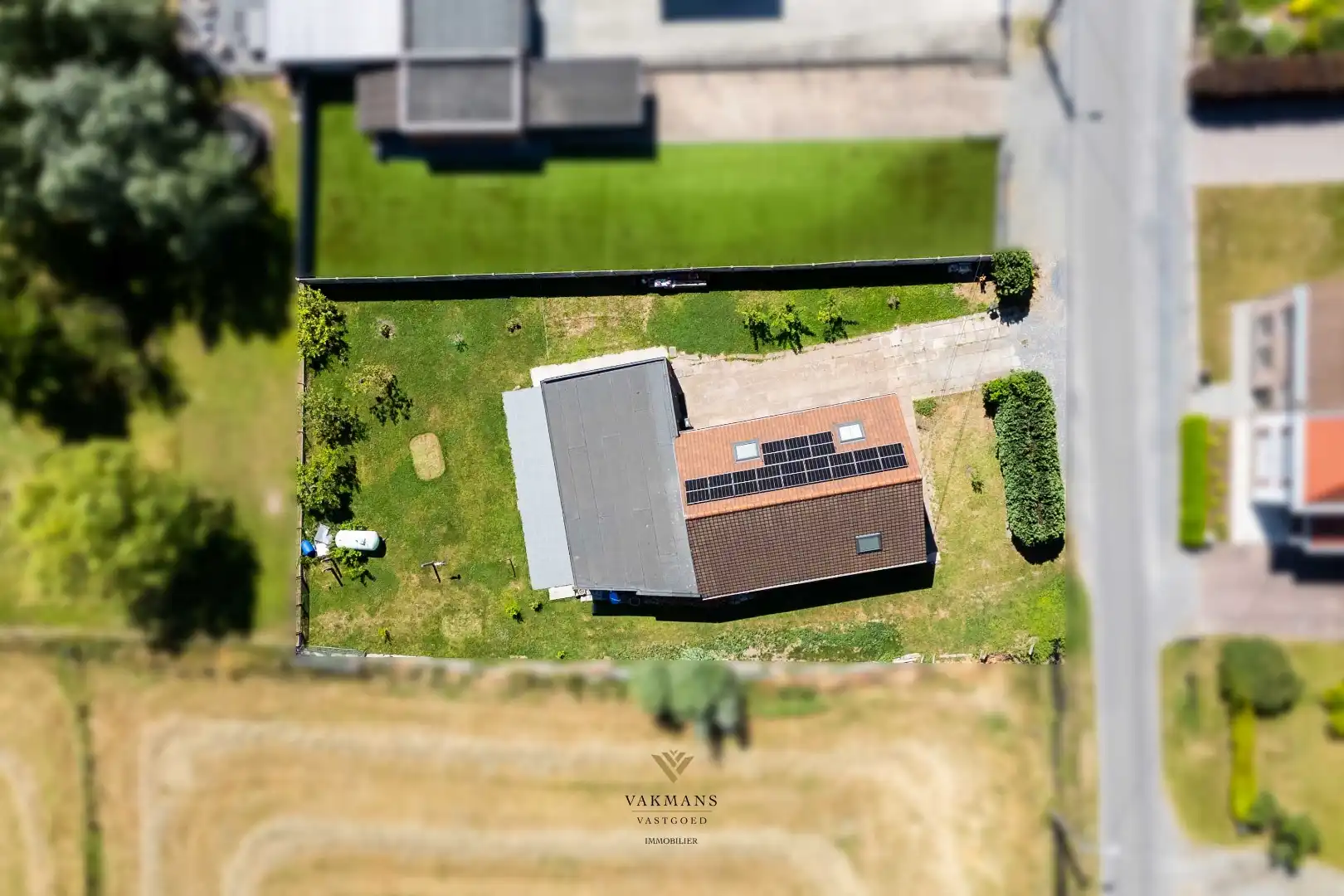 Alleenstaande woning op den buiten met 3 slaapkamers en garage foto 26