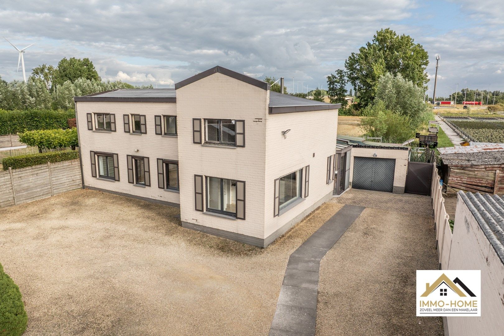 Hoofdfoto van de publicatie: Op te frissen woning met ruime opslagplaats te Beervelde