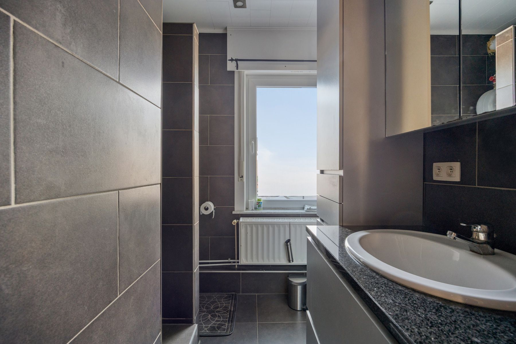 Leemans Immobiliën presenteert u  deze gerenoveerde, instapklare woning in het bruisende hart van Denderleeuw. foto 14