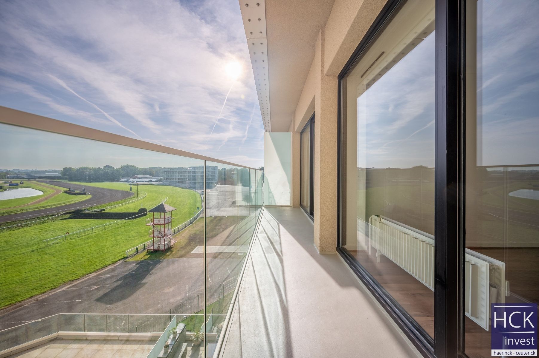 WAREGEM - Vernieuwd app. met 1 SLPK  en PRACHTIG ZICHT op Hippodroom !!! foto 2