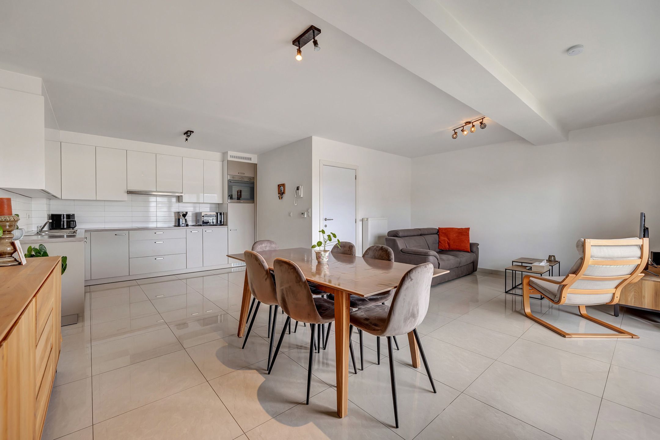 Instapklaar appartement met garage en ruime kelderberging foto 7