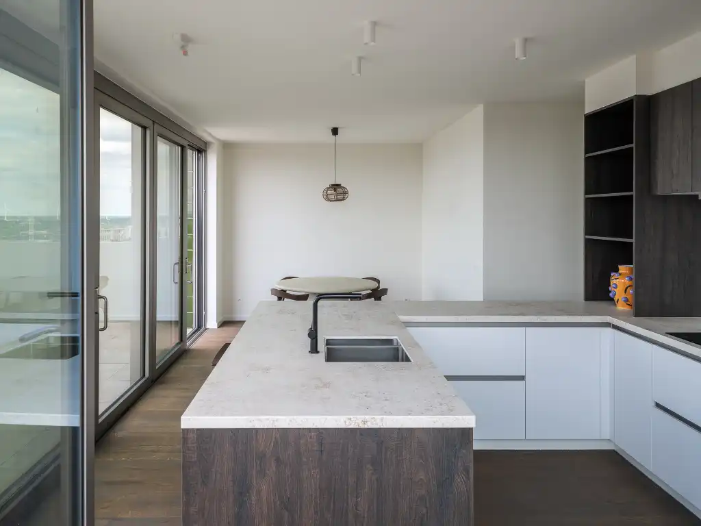 Penthouse met twee volwaardige slaapkamers en een uitzonderlijk terras met panoramisch zicht over Gent en zijn torens. foto 5