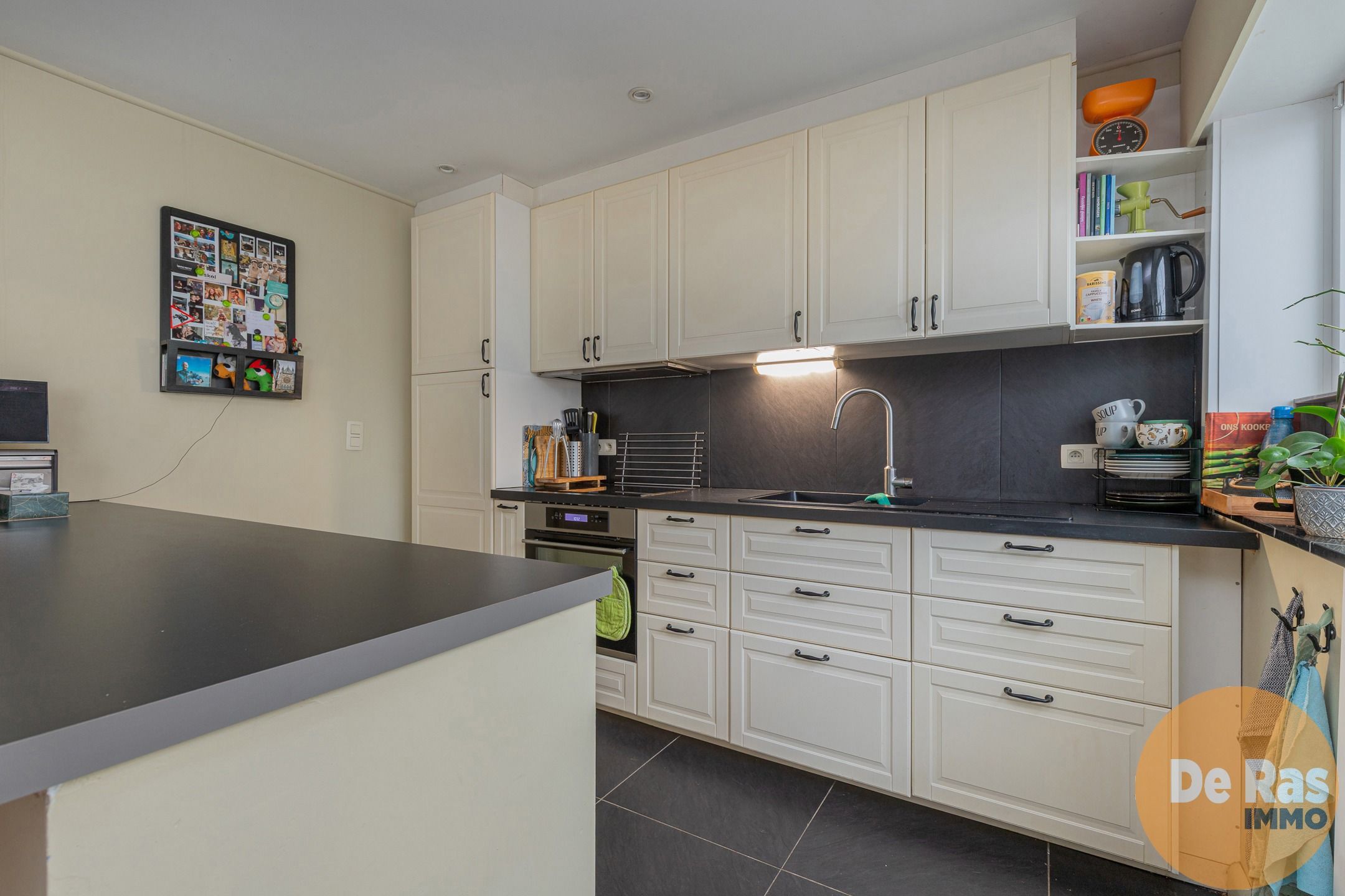 HILLEGEM - Stevige halfopen bebouwing op een rustige locatie foto 6