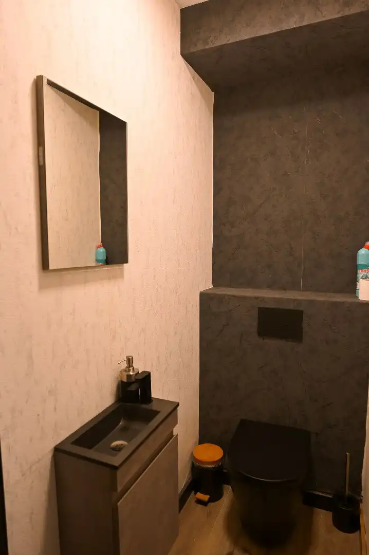 KNAP GELIJKVLOERS APPARTEMENT OP TOPLIGGING foto 14