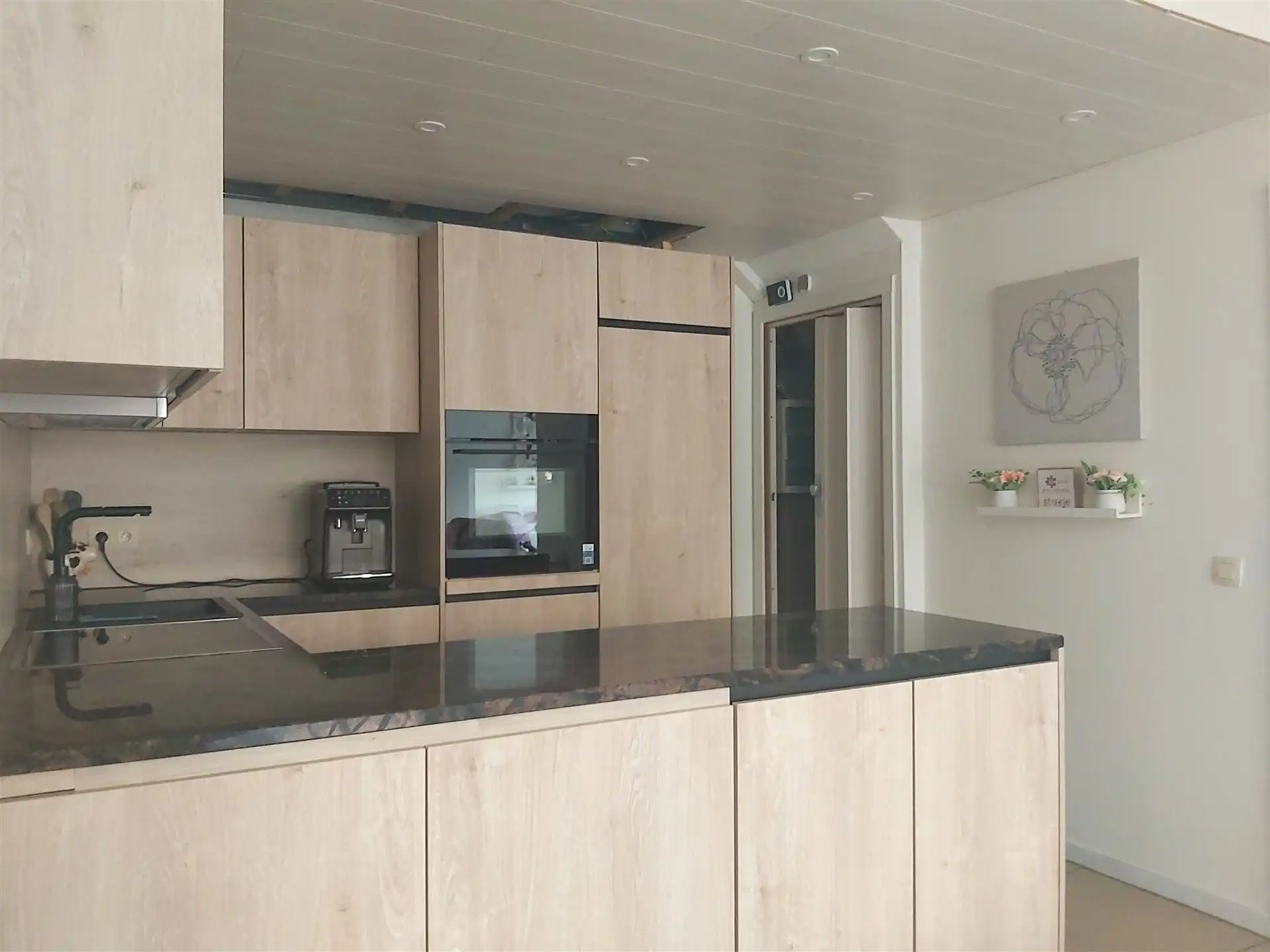 Instapklaar, gelijkvloers appartement met 2 slaapkamers, 2 garages en klein tuintje (via oprit bereikbaar) met overkapping in Maasmechelen! foto 7