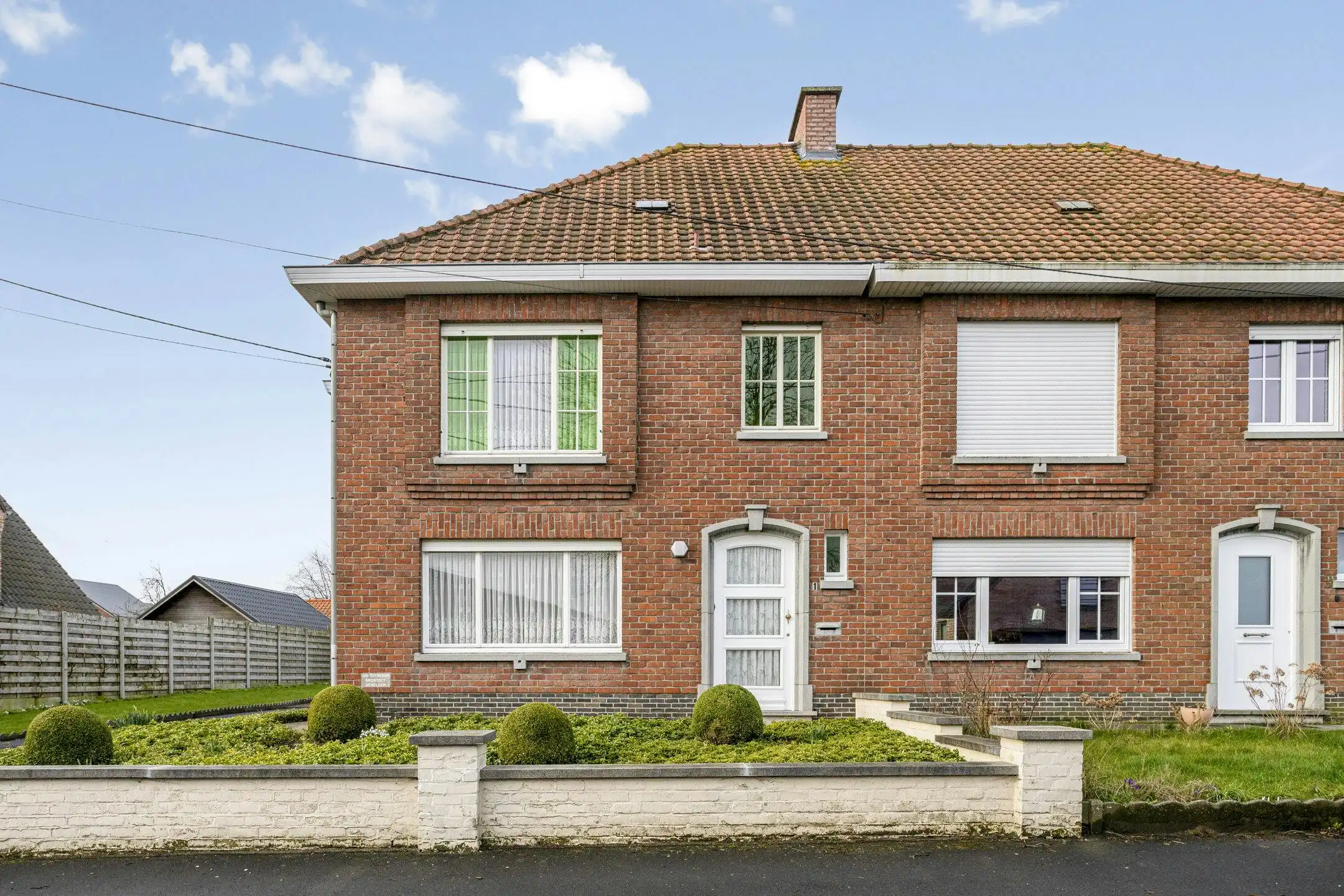 Te renoveren statige woning met royale tuin in Ardooie foto 3