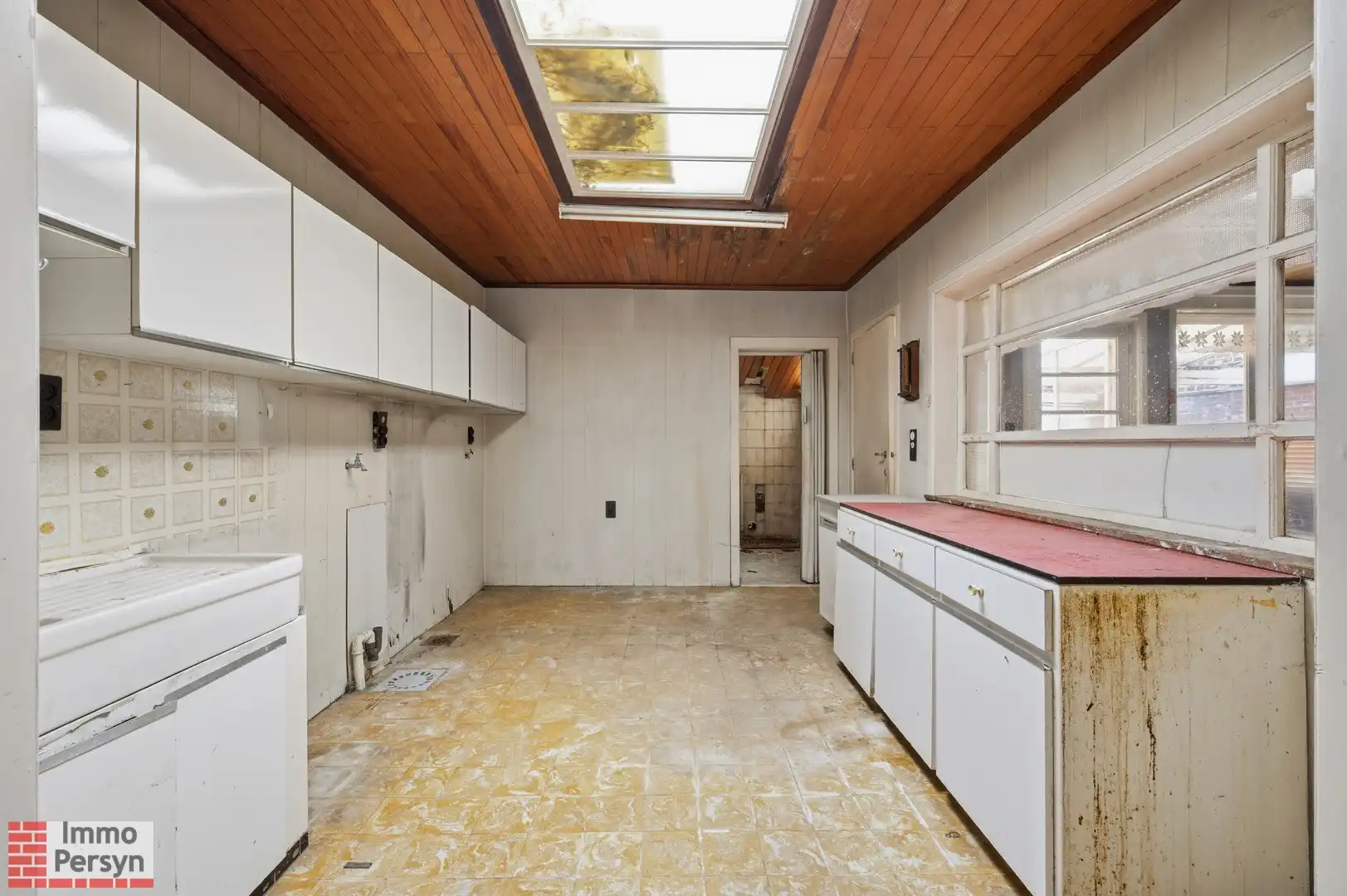 Te renoveren woning met zuidtuin en achteringang met garages foto 6