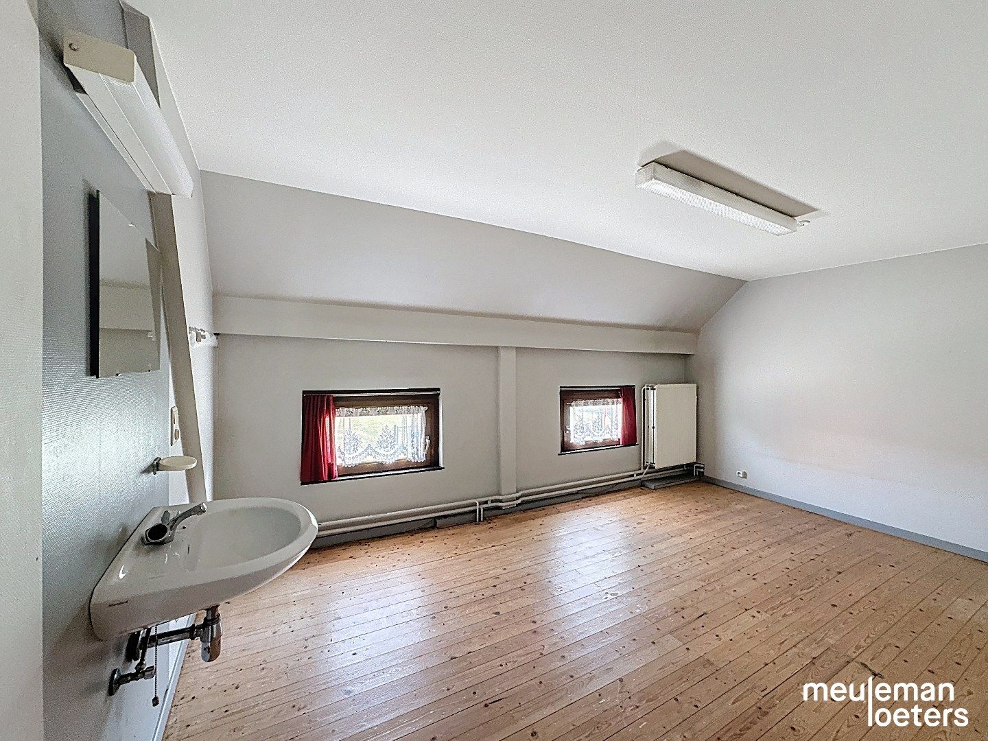 Te renoveren halfopen woning met garage foto 11