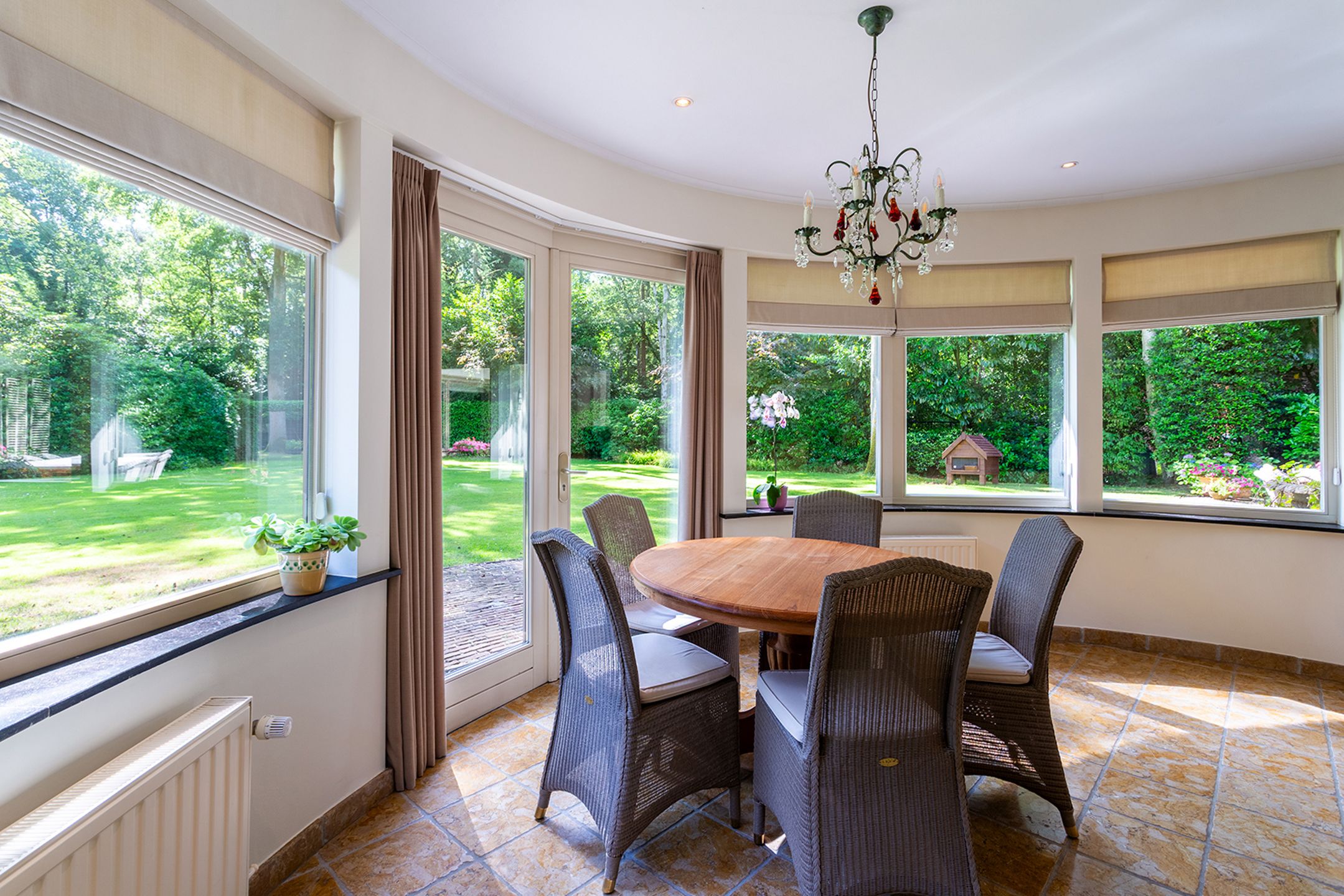 Charmante klasse-villa met rieten dak in bosrijke omgeving foto 17