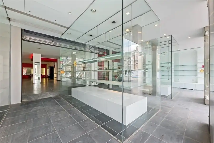 RUIME HANDELSRUIMTE TE HUUR OP DE GROTE MARKT IN SINT-TRUIDEN foto 4