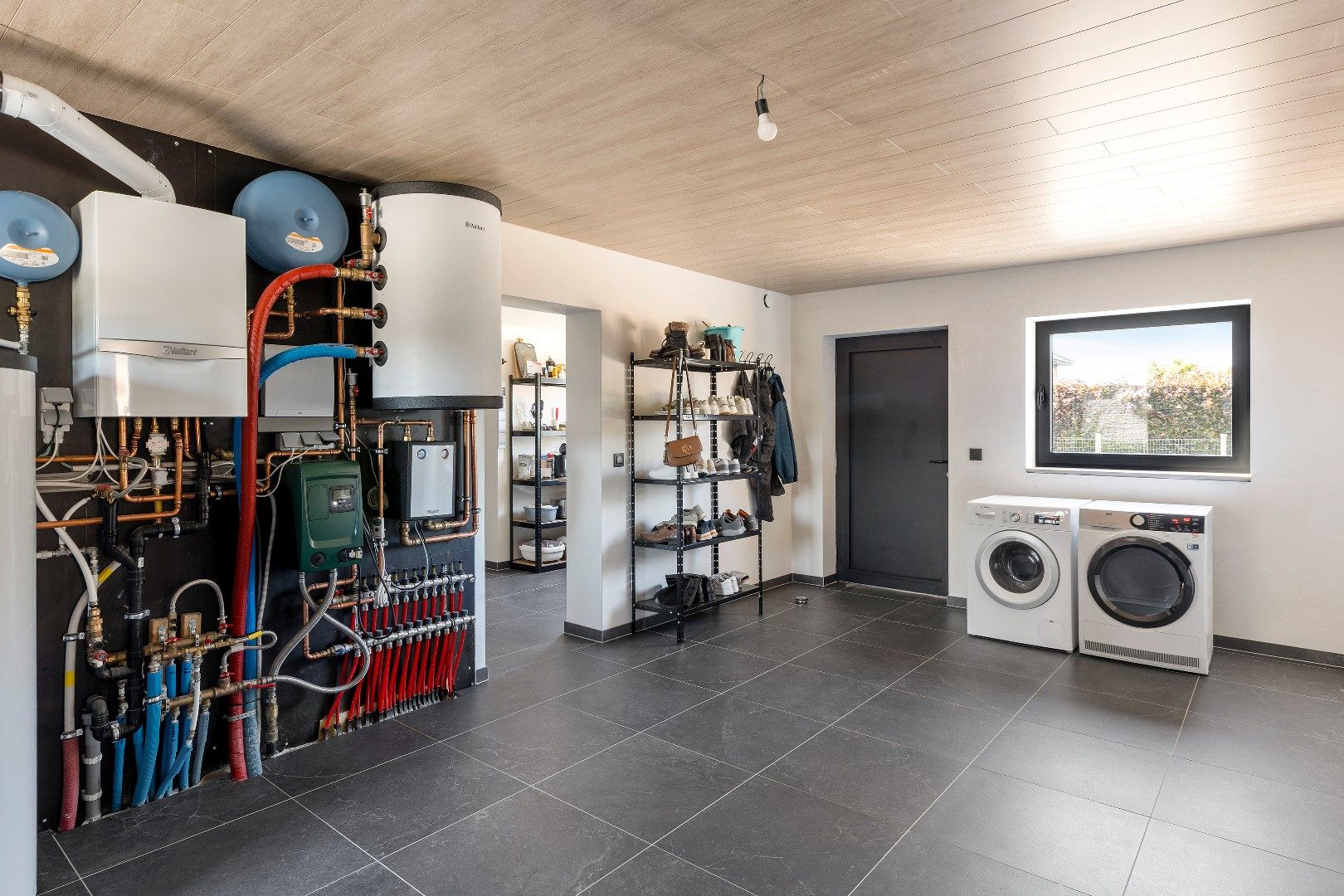 Prachtig gerenoveerde villa met 4 slaapkamers en ruime loods. foto 12