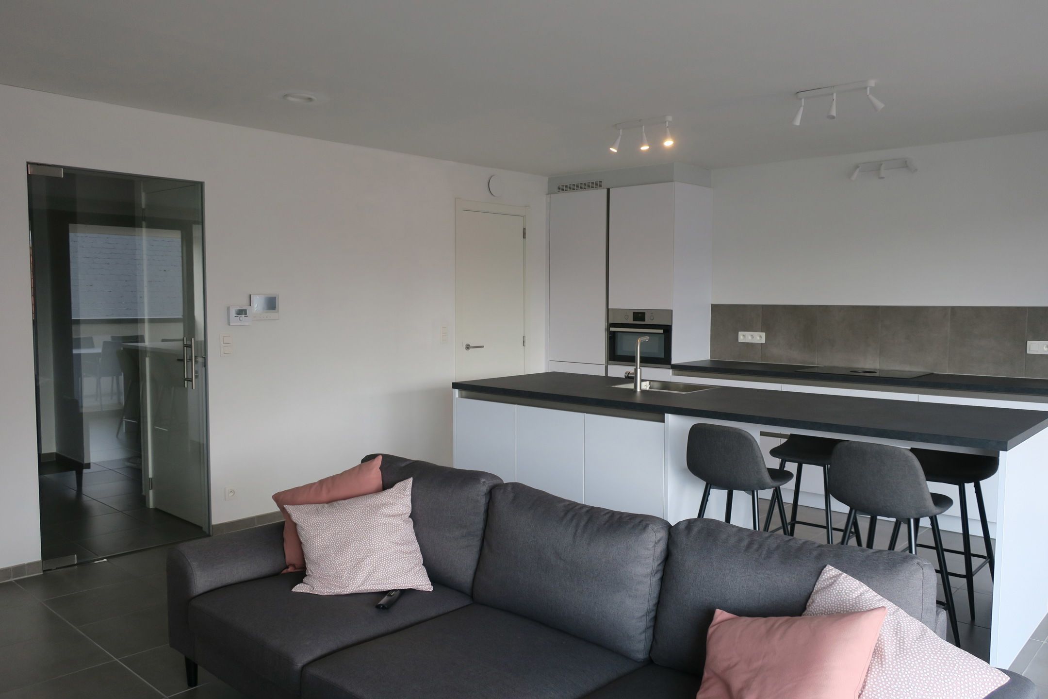 Nieuwbouwappartement met 1 slaapkamer, terras en garage foto 9