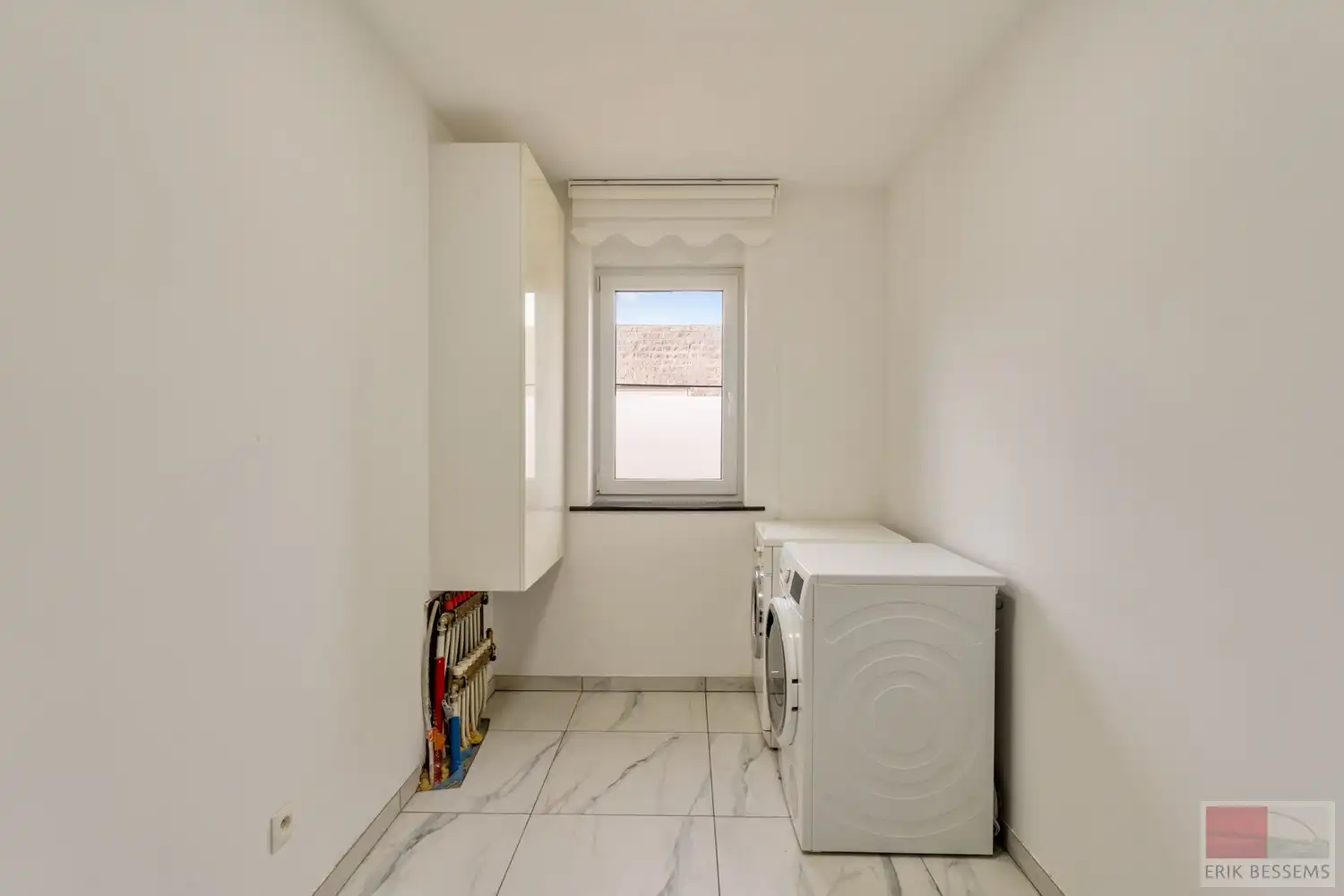 Prachtige en ruime woning met een woonoppervlakte van ca. 277 m², gebouwd in 2018 met vloerverwarming en voorzien van 5 volwaardige slaapkamers en 3 badkamers foto 22