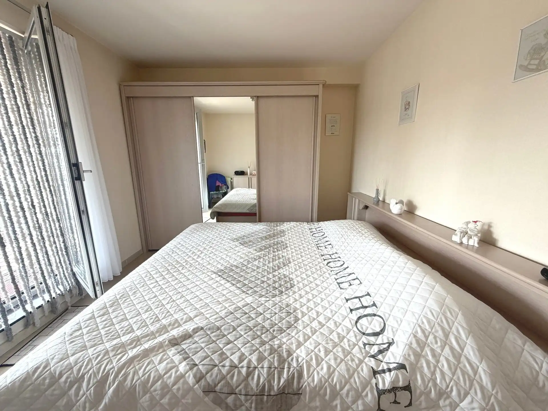 centraal gelegen appartement met zich op markt van Stekene foto 3
