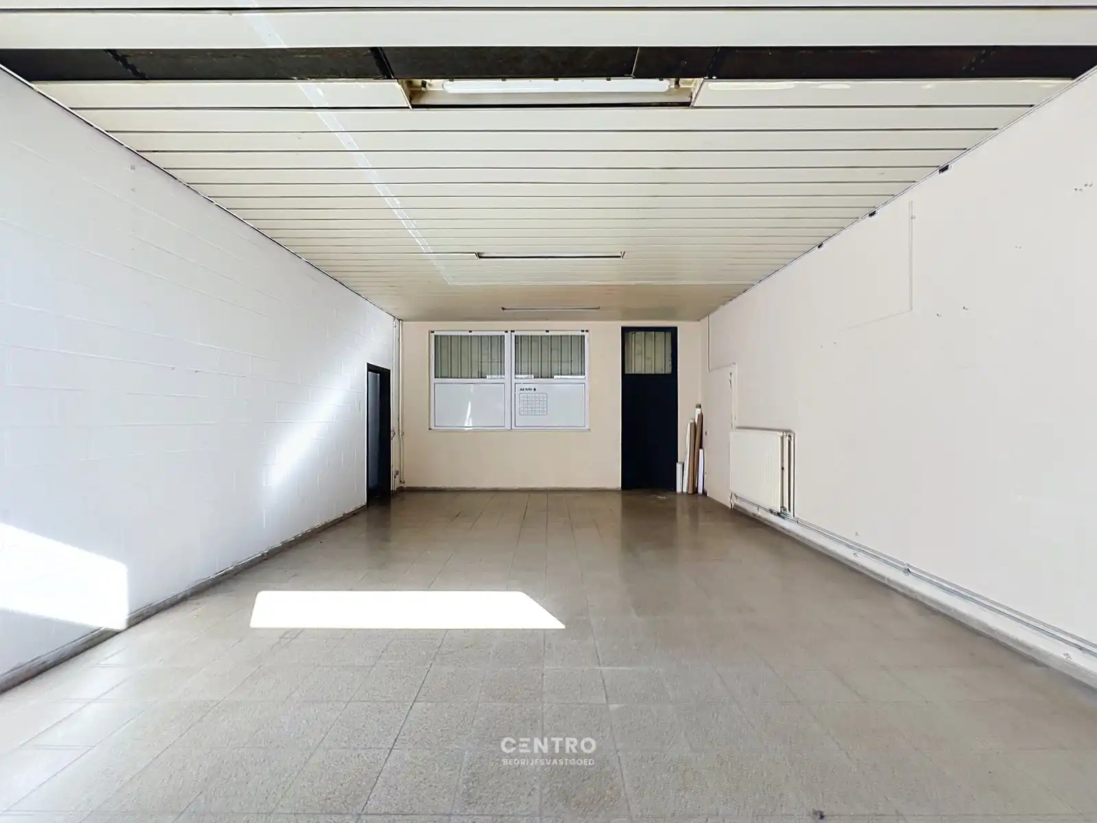 Goed gelegen LOODS/WERKPLAATS (ca.130m2) met  sectionaalpoort en 2 parkeerplaatsen te RUMBEKE. foto 10
