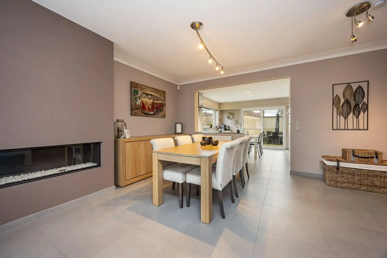 Woning met 5 slaapkamers en 2 badkamers op zuid perceel. foto 3