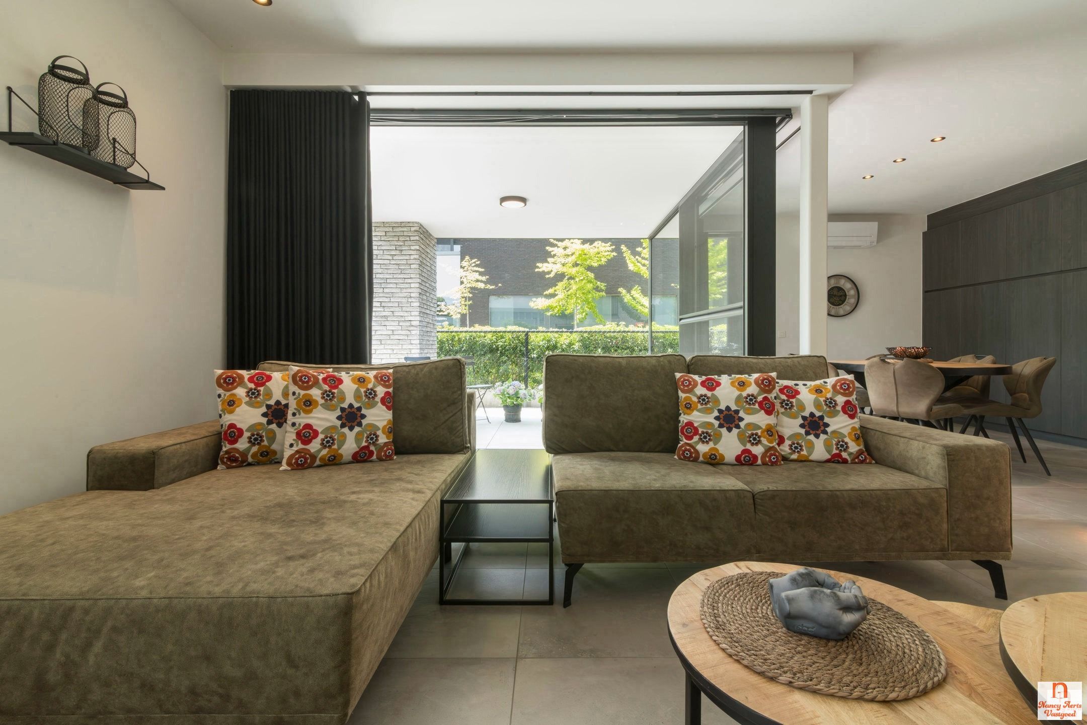 Ruimtelijk wonen met verfijnde afwerking in hartje Koersel foto 8