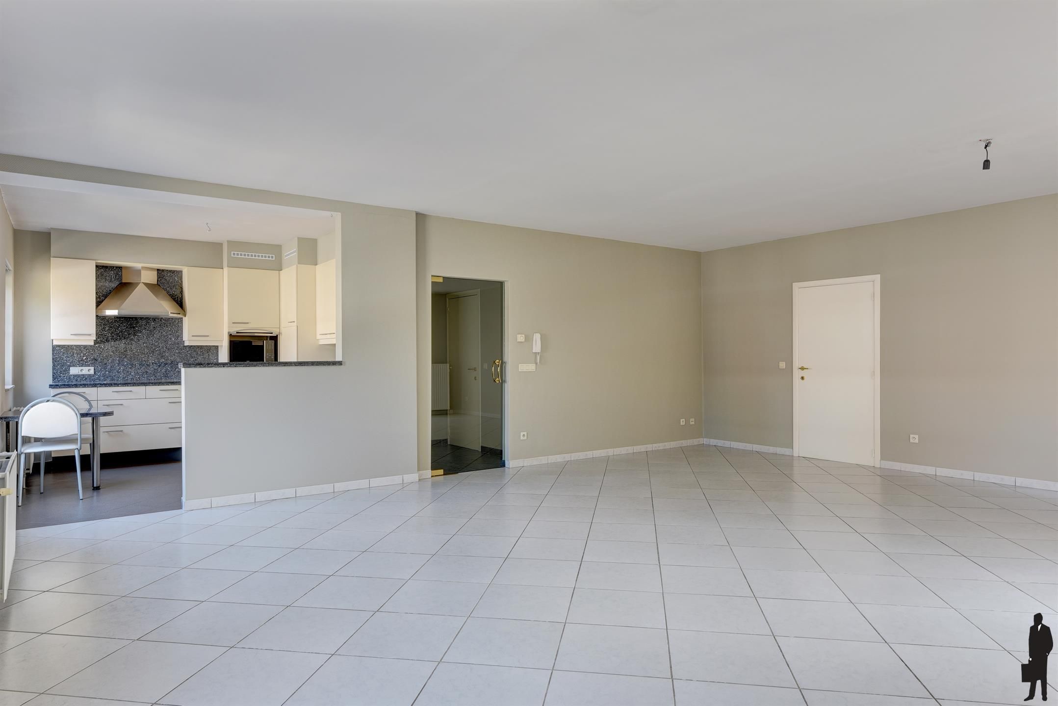 Ruim 3-slaapkamerappartement met terras en garagebox foto 3