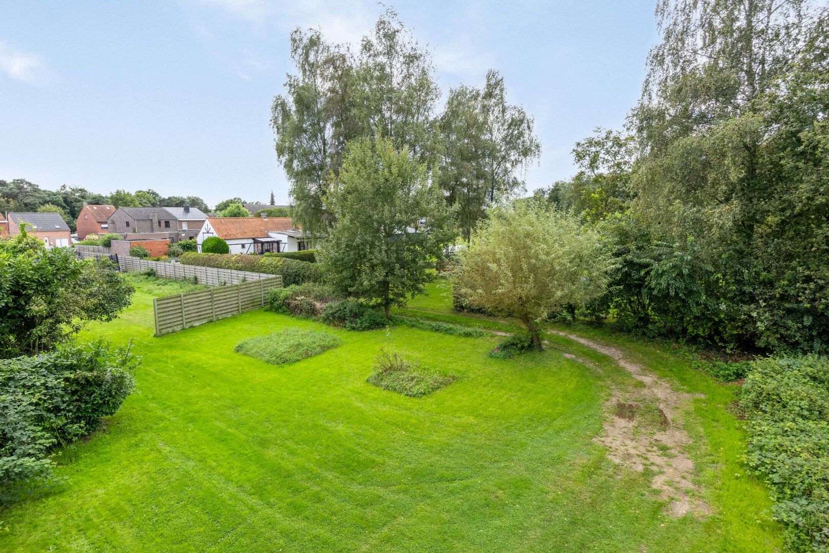 Gunstig gelegen op te frissen woning op een perceel van bijna 12are. foto 42