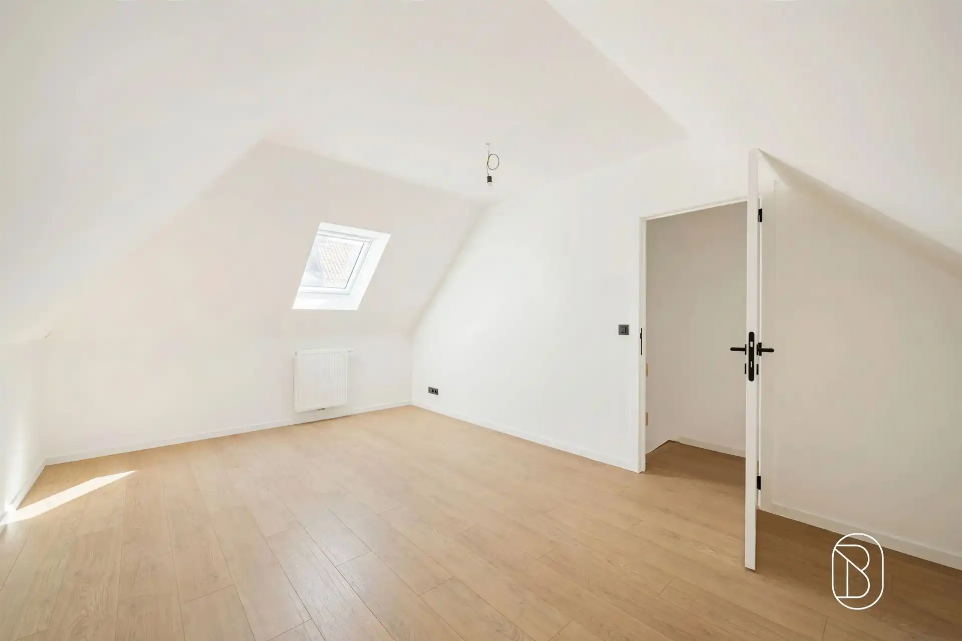 Charmant gerenoveerde woning met grote aangename tuin en handige oprit. foto 15