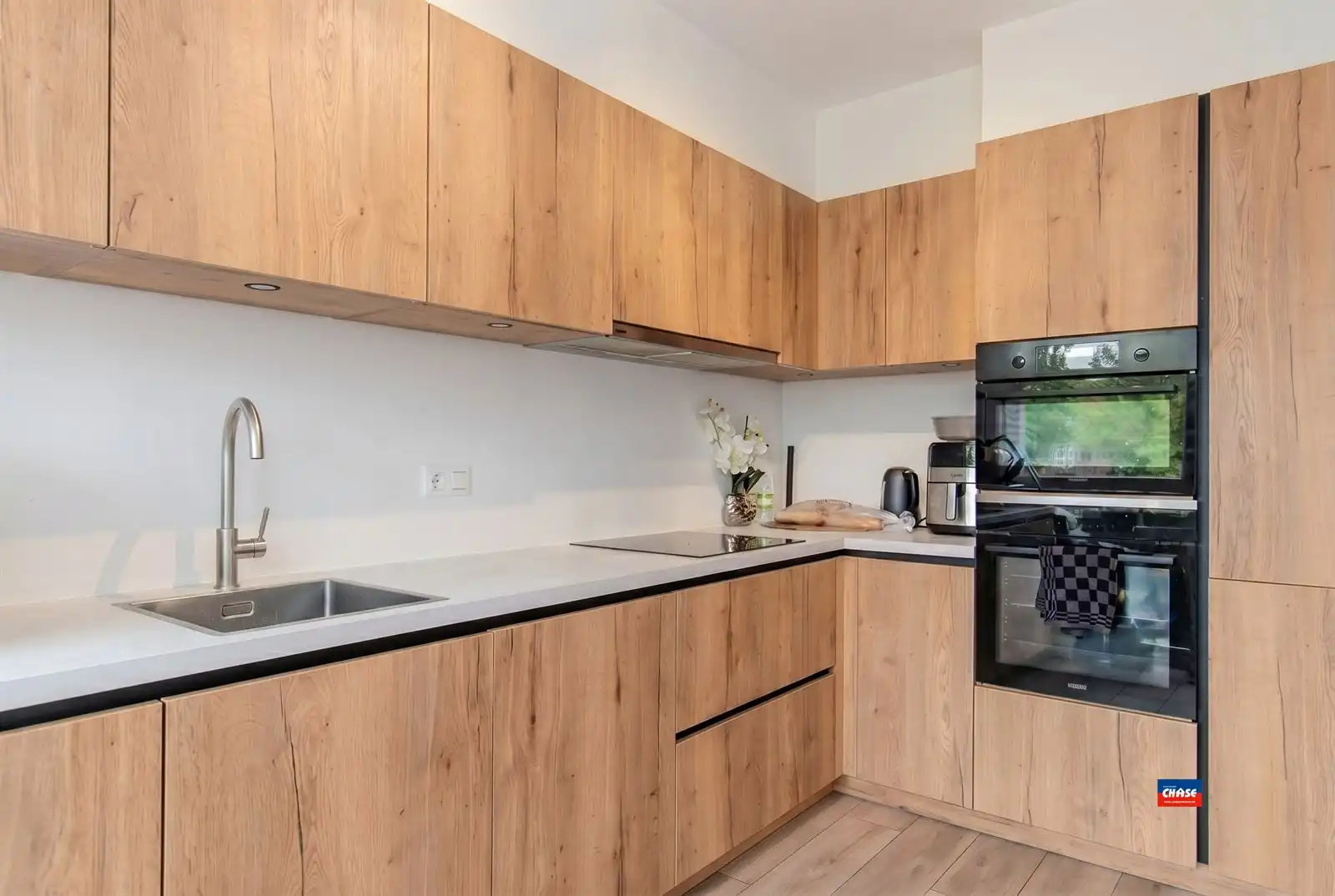 Knap gerenovereerd appartement met 2 slaapkamers en garagebox foto 2