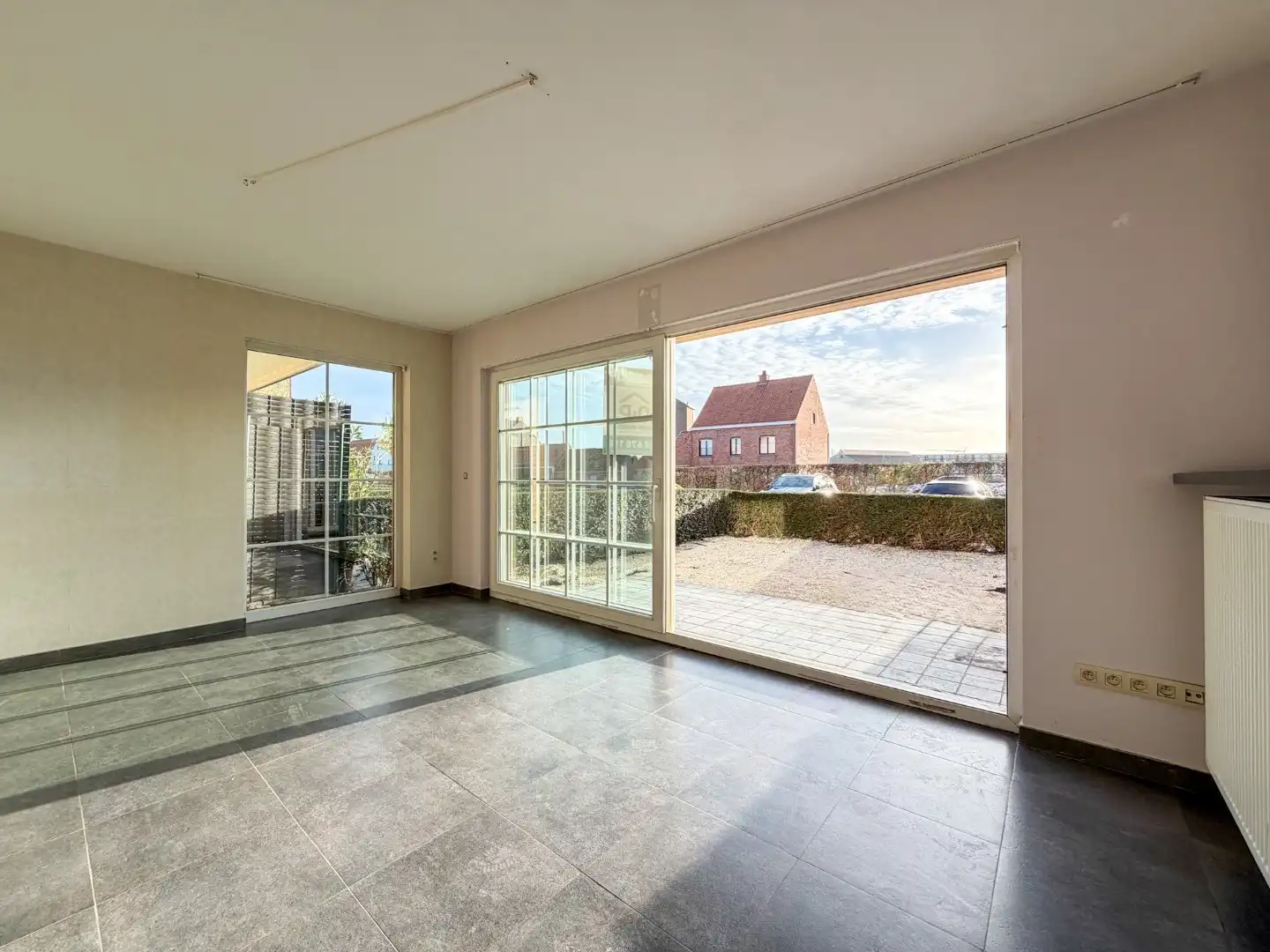 Lichtrijk gelijkvloers appartement met 2 slpk, garage en autostandplaats foto 4