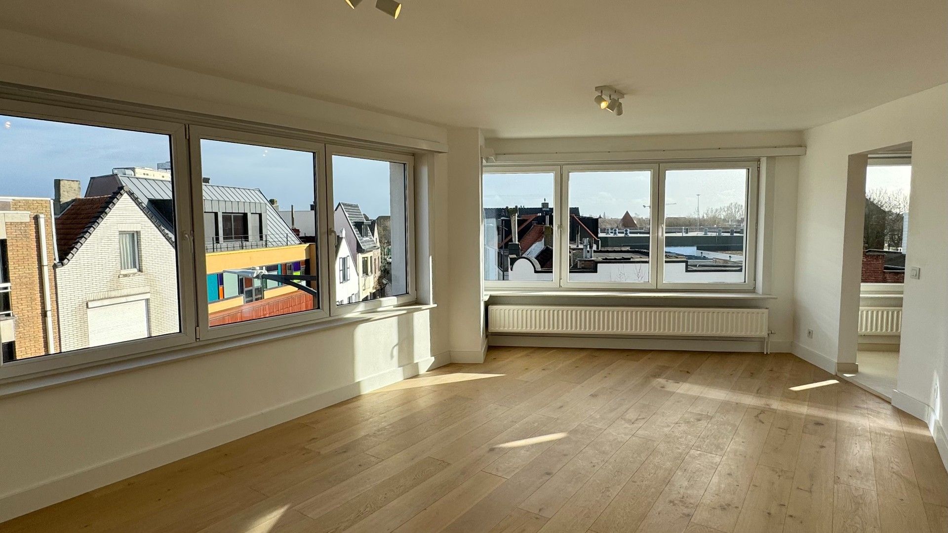 Gerenoveerd hoekappartement met 2 volwaardige slaapkamers, vlakbij het centrum van Knokke. foto 2