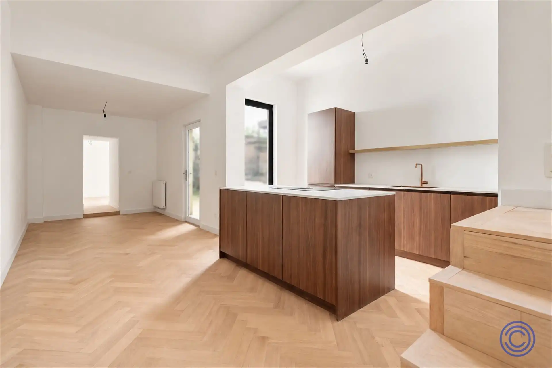 Ruime en volledig gerenoveerde duplex met 3 slaapkamers, bureau en terrassen foto {{pictureIndex}}
