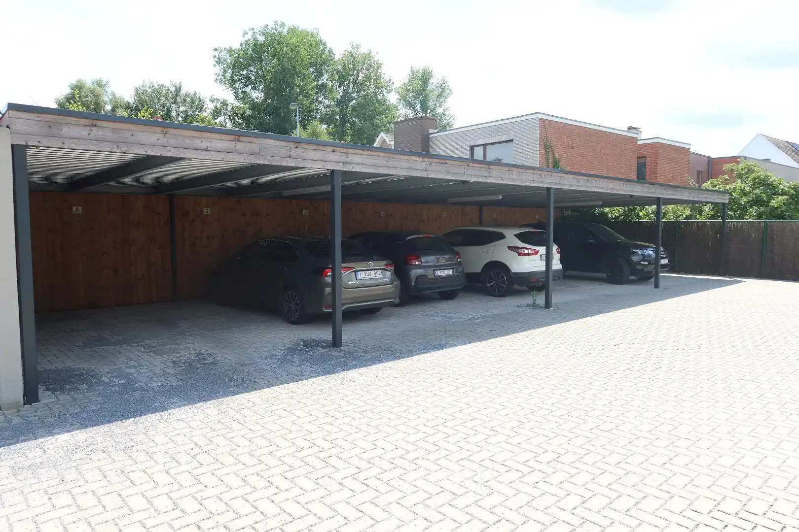 Super gezellig gelijkvloers 1 slk app met terras, voortuin en carport foto 13