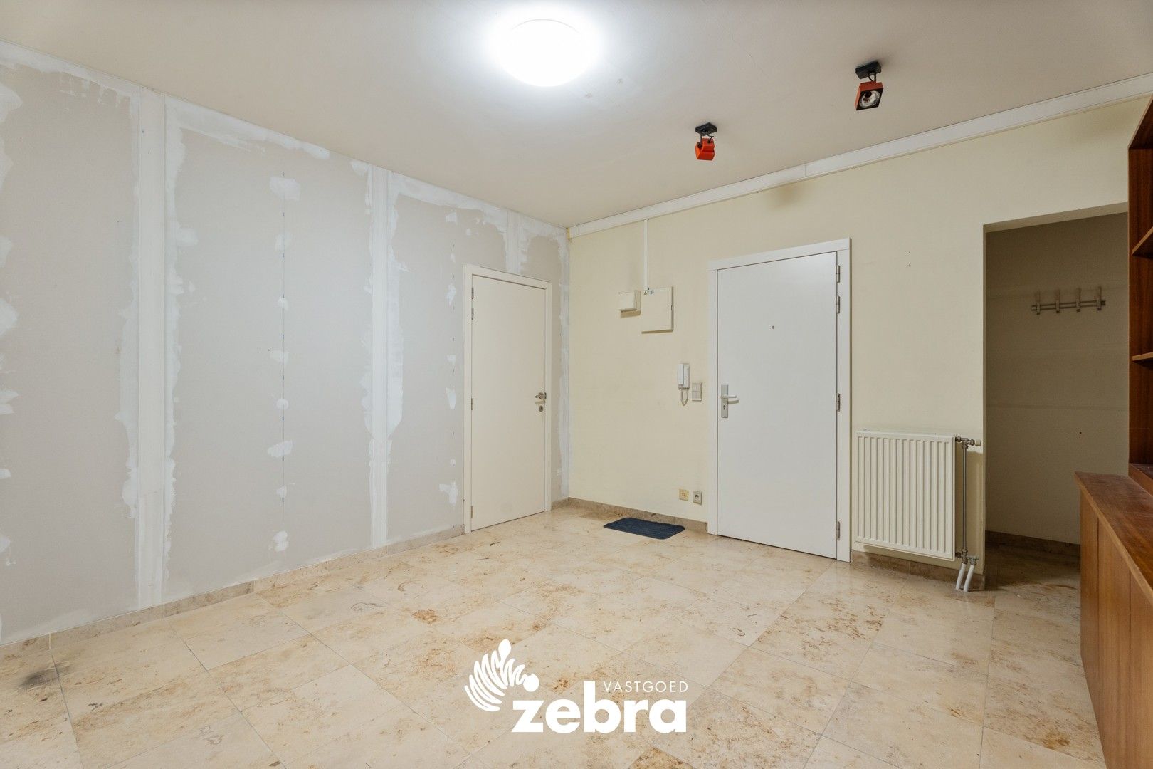 Veelzijdig handelspand op toplocatie in hartje Tielt – ook in te richten als woonst! foto 3