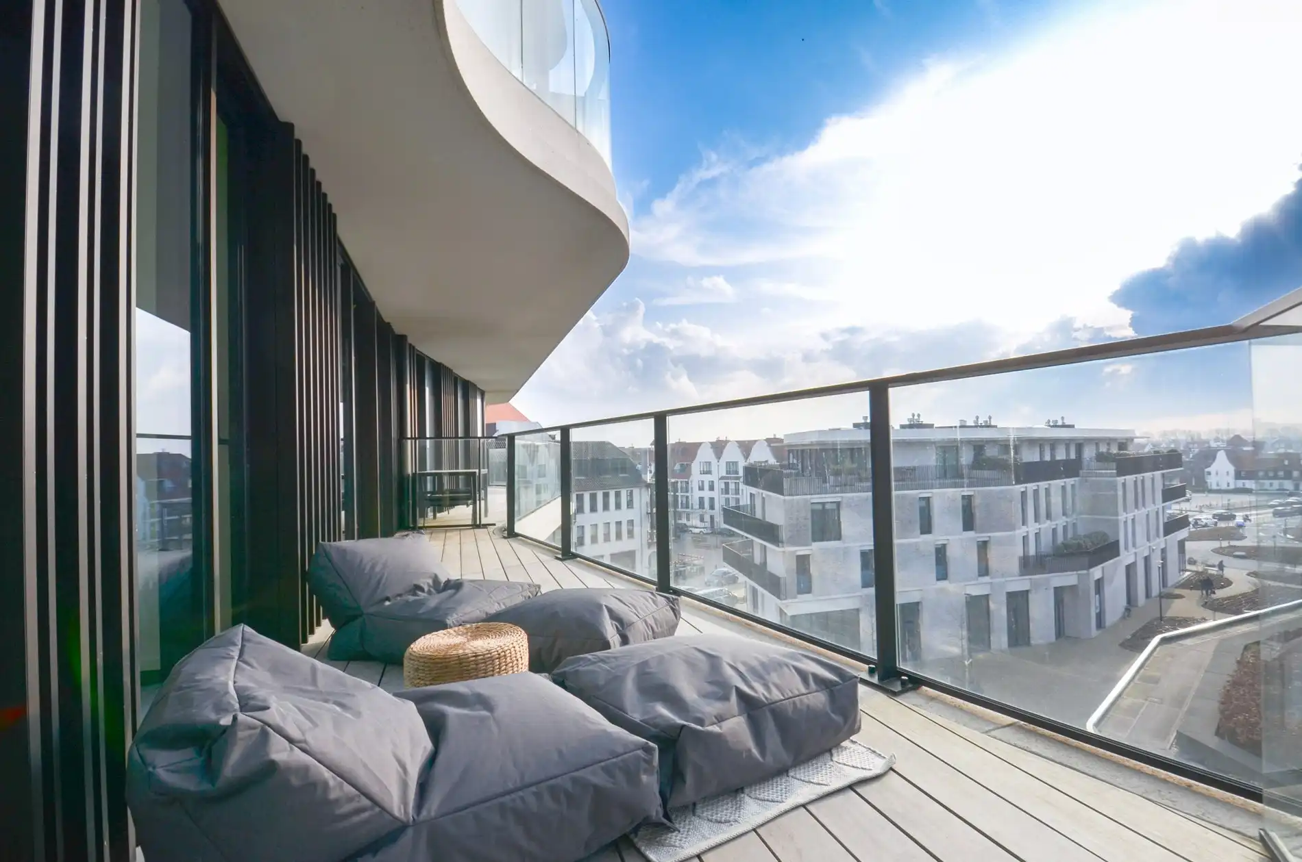 Stijlvol appartement met een ruim zonnig terras gelegen in The Tower. foto 3