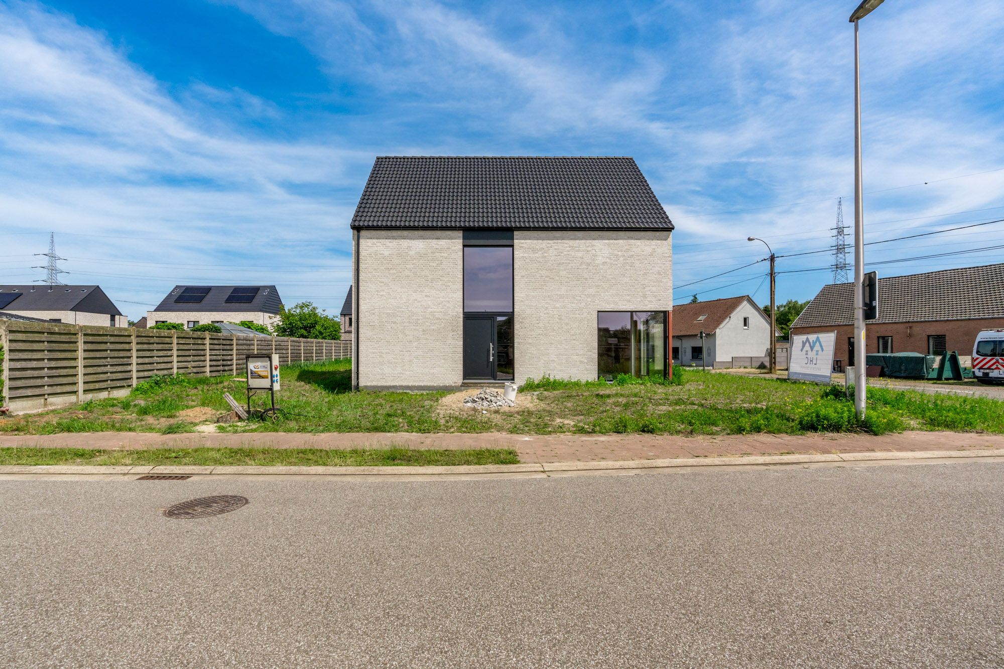 ROYALE CASCO-WONING MET EEN HEERLIJK LICHTRIJKE WOONKAMER MET OPEN KEUKEN EN AANSLUITEND DE BERGPLAATS, 3 SLAAPKAMERS (MEER MOGELIJK), EEN RUIME BADKAMER EN VOLLEDIG ONDERKELDERD MET DAGLICHT!! EEN HEERLIJK RUIM HUIS MET UNIEKE KELDERVERDIEPING, EEN LEUKE TUIN OP 6A 30CA, OP EEN GEGEERDE LOCATIE IN PELT!  foto {{pictureIndex}}