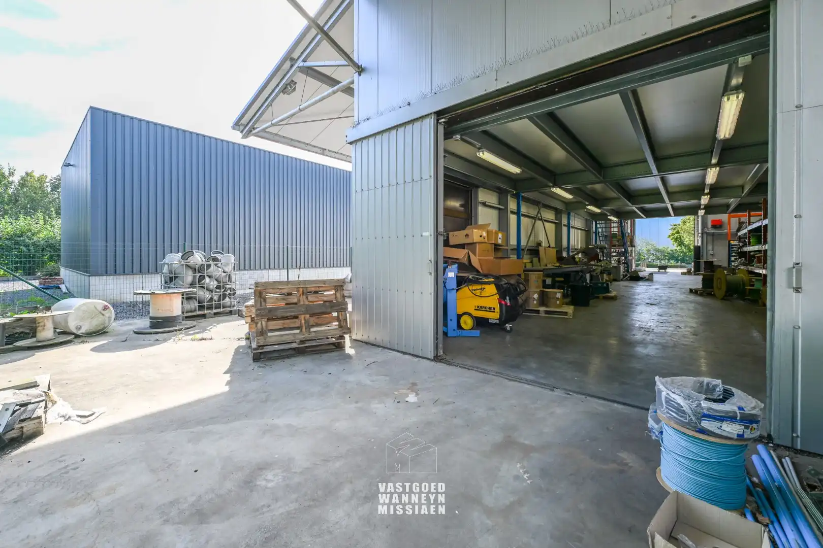 Loods met laadkade, geïntegreerd kantoor en conciërgewoning op 1124 m² foto 13