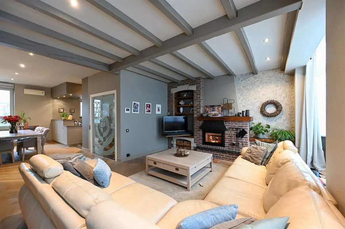 Mooie en gerenoveerde woning in populaire straat te Borgerhout foto 2