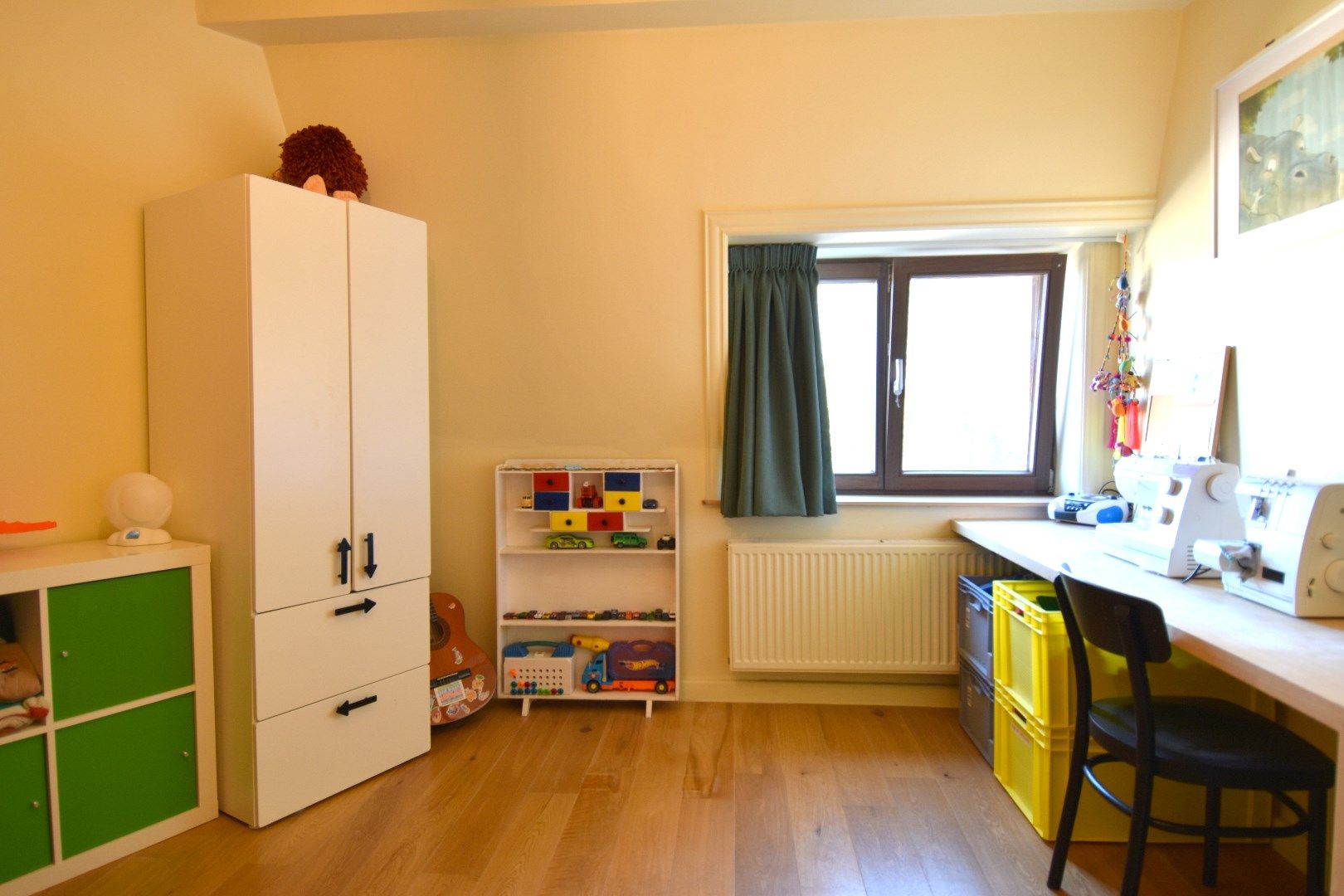Karaktervolle burgerwoning met 2 slaapkamers, garage/werkplaats en zonneterras in hartje Kortrijk te koop foto 12