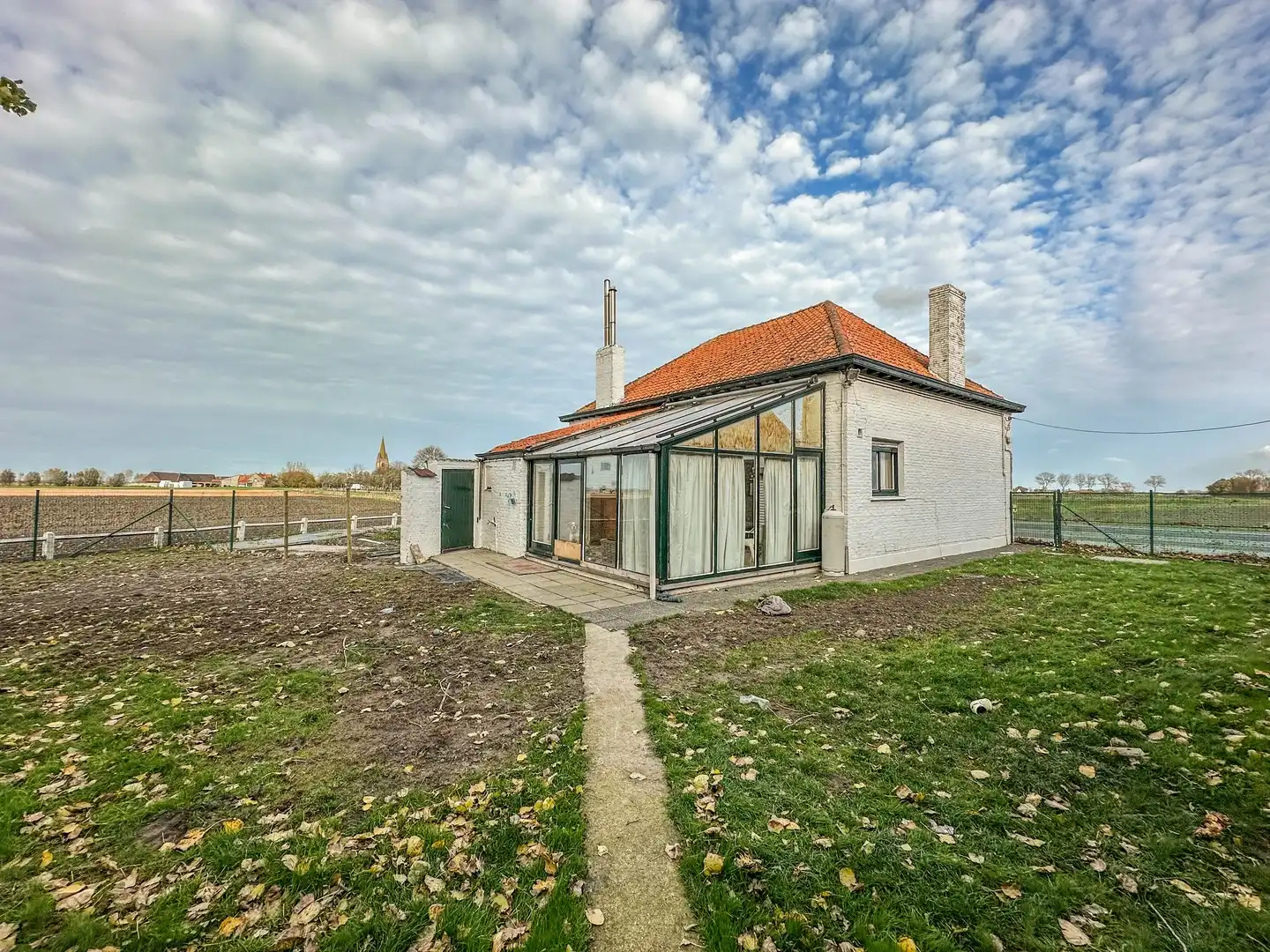 Hoofdfoto van de publicatie: Op te knappen woning met grote garage/opslagruimte Schore.