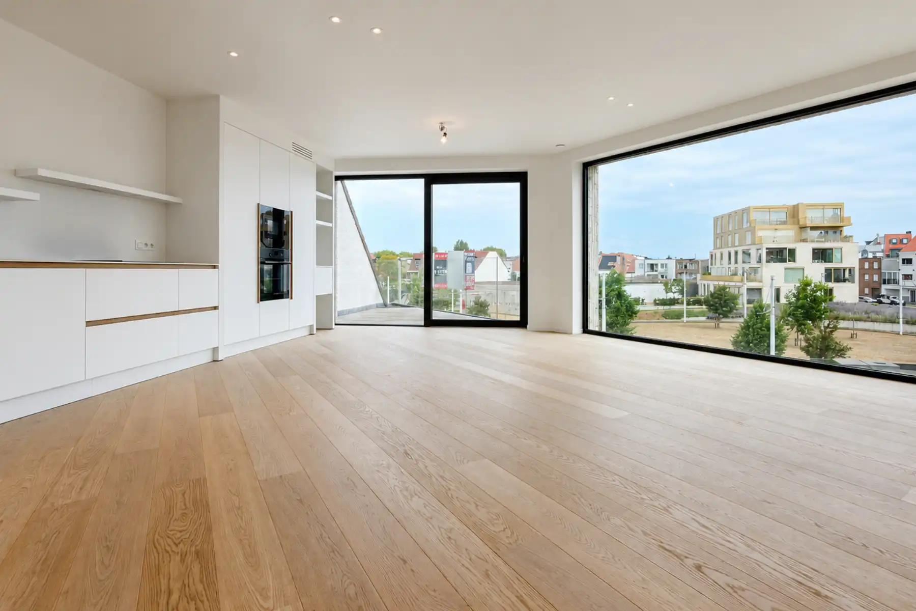 Nieuwbouwappartement met zicht op het Maurice Lippensplein foto {{pictureIndex}}