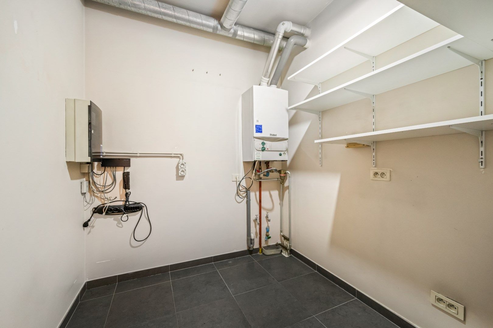 Ruim gelijkvloers appartement met groot terras en garage foto 12