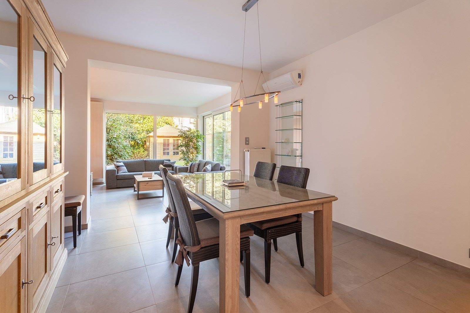 Gemeubeld luxueus 1-slaapkamerappartement met tuin foto 12