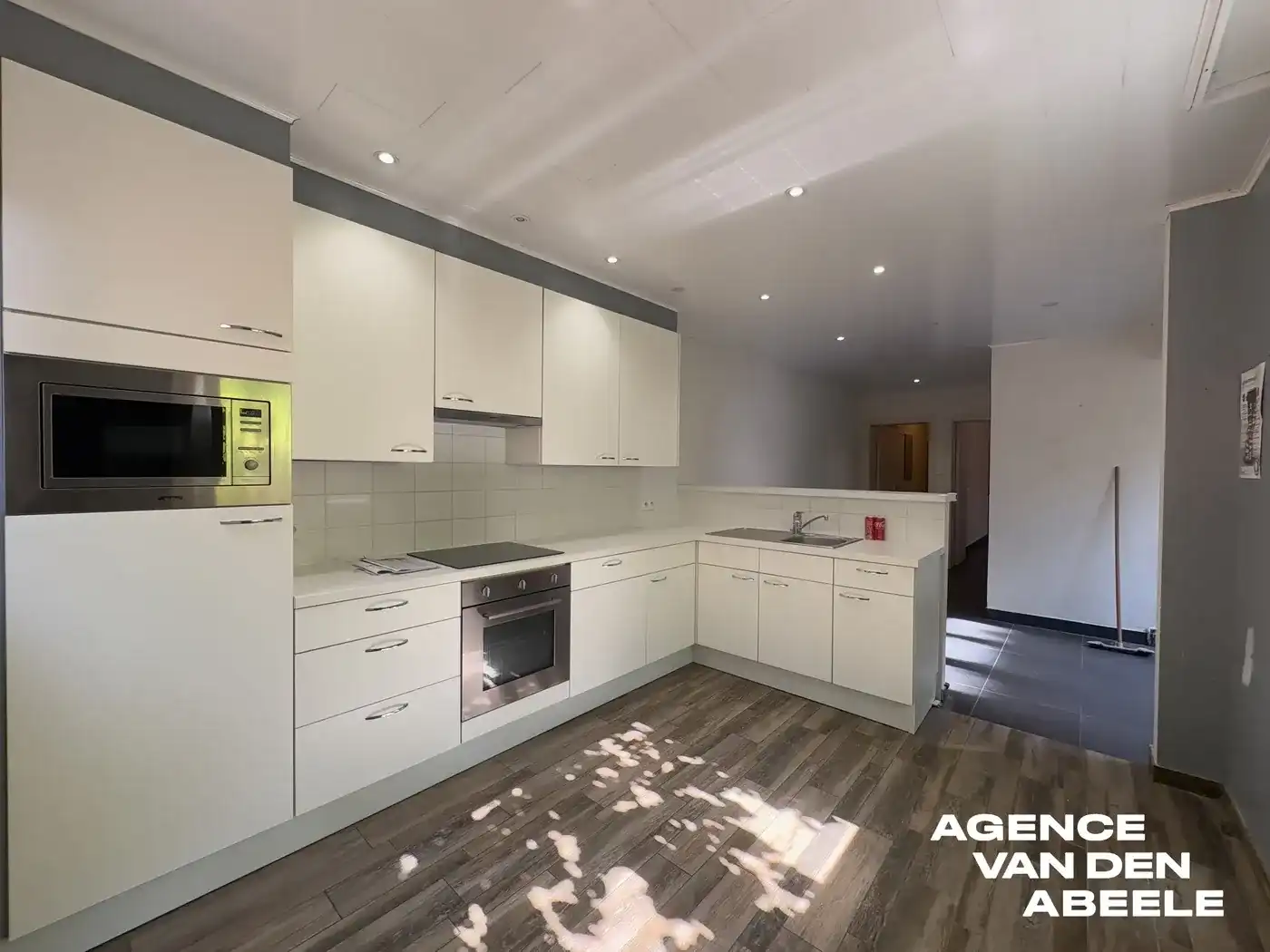 Zeer ruime burgerswoning met 4 slaapkamers en groot terras nabij de Smedenpoort   foto 6