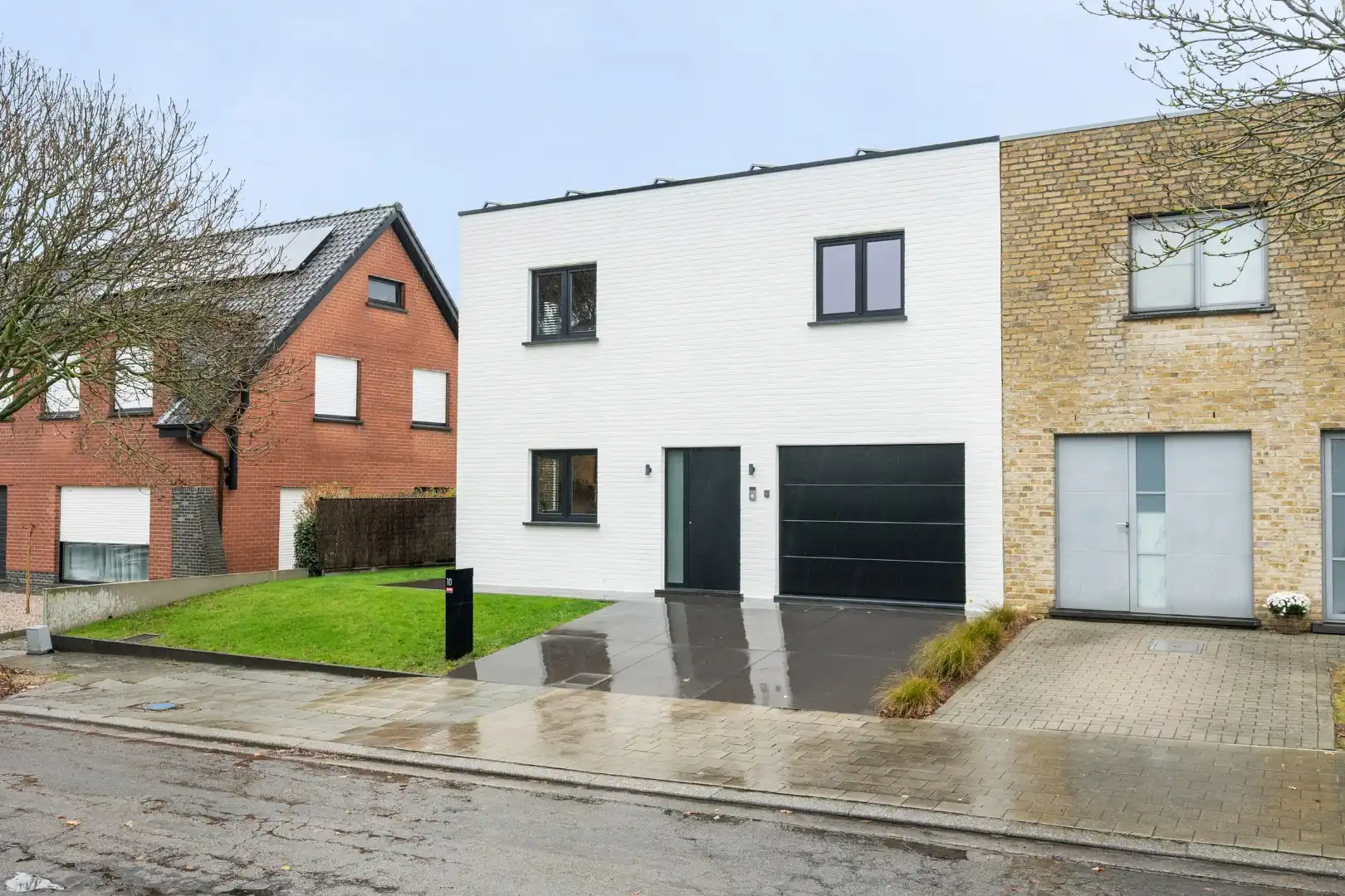 ENERGIEZUINIGE HALFOPEN BEBOUWING MET EPC A, 3-4 SLPKS, GARAGE, OPRIT EN TUIN IN RUSTIGE WIJK foto {{pictureIndex}}