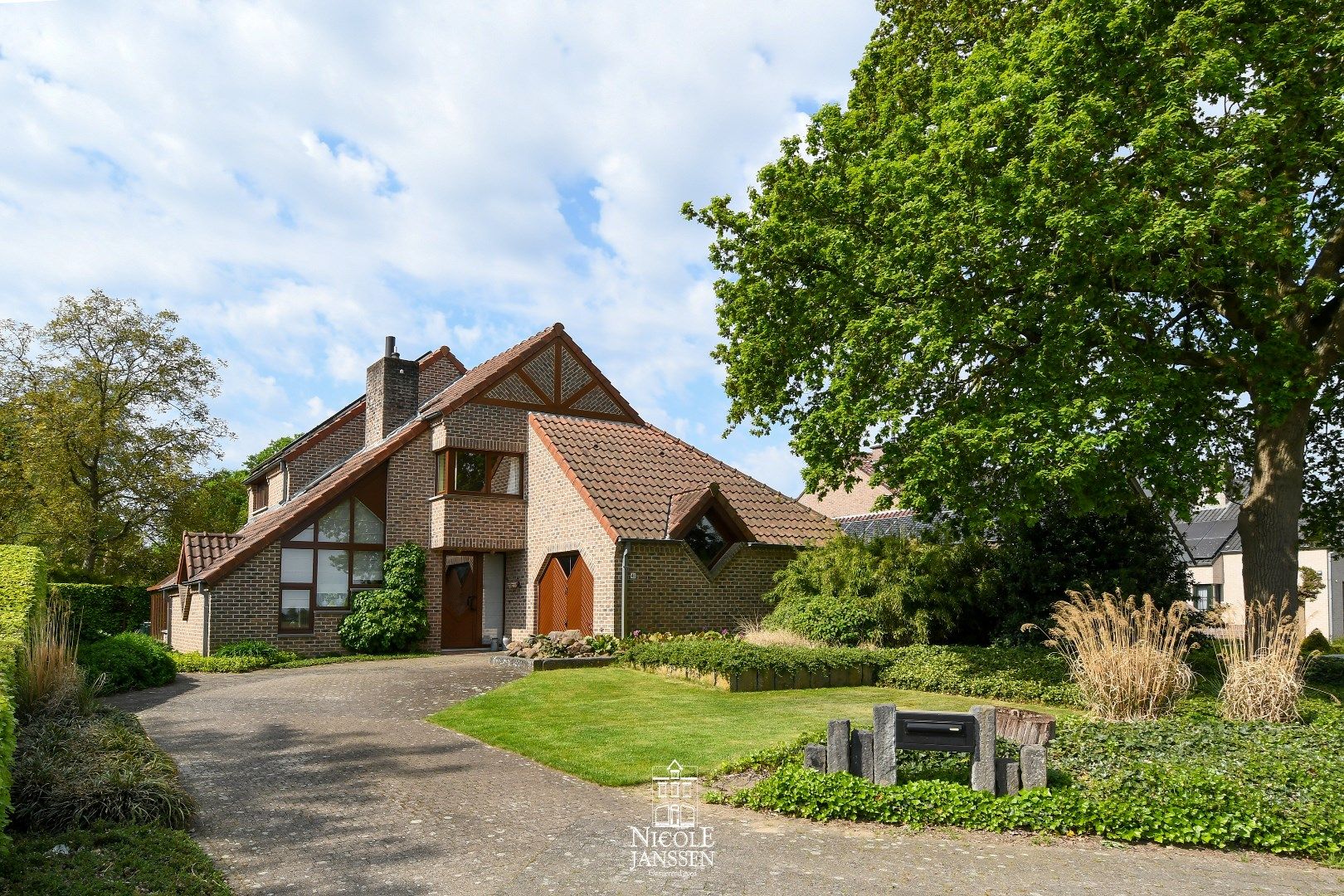 Landelijke vrijstaande woning te koop in Molenbeersel  foto {{pictureIndex}}