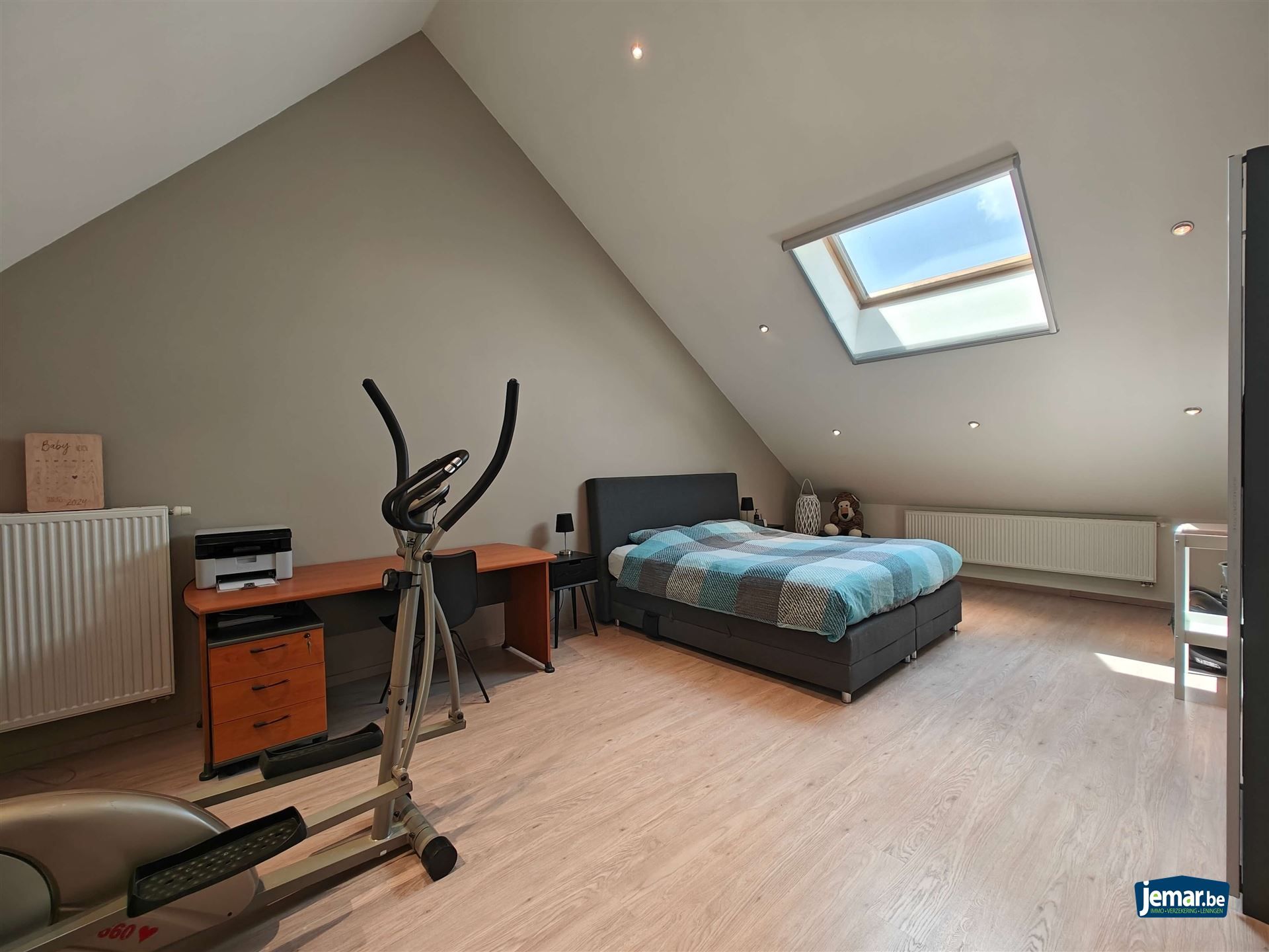 Instapklaar triplex appartement met 2 slaapkamers een zeer grote garage en een carport  foto 21