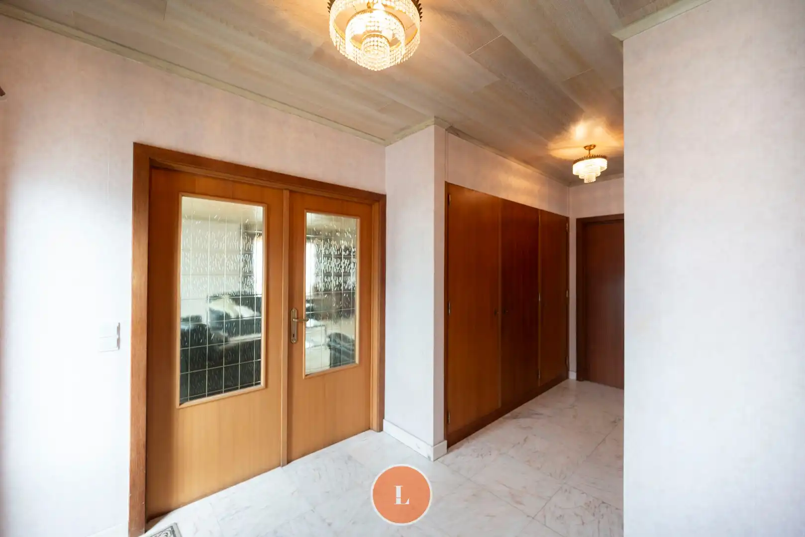 Alleenstaande statige bungalow met tuin en garage foto 3