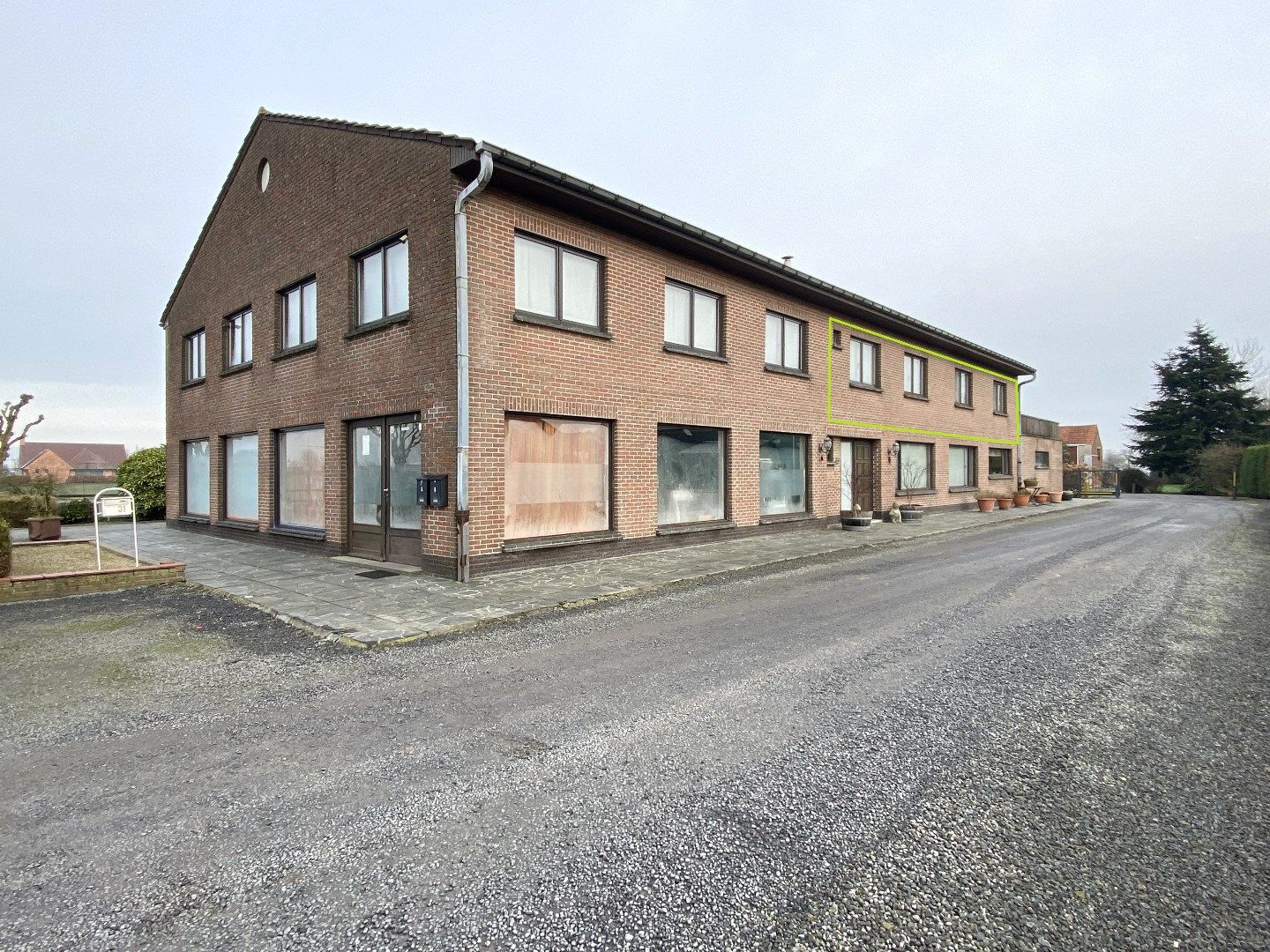 RUIM APPARTEMENT MET 3 SLPKS | TERRAS EN GARAGE IN HARTJE EGEM!! foto {{pictureIndex}}